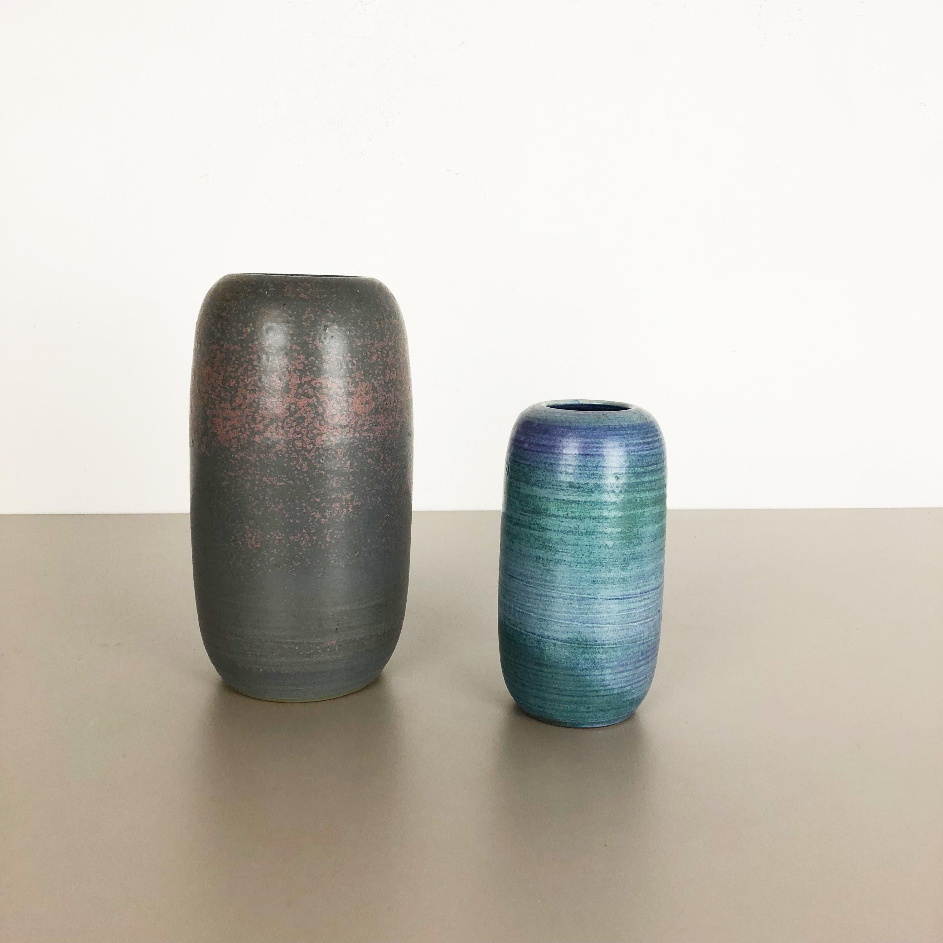 Artikel:

Keramikvasen 2er-Set


Produzent:

Mobach, Niederlande


Designer:

Piet Knepper




Jahrzehnt:

1970s



Set von 2 original Vintage Studio Pottery Vasen wurde in den 1970er Jahren von Piet Knepper für Mobach in