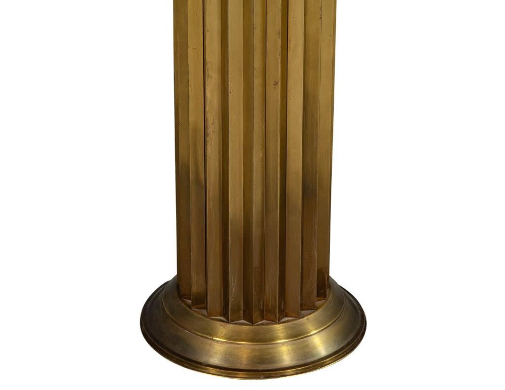 Original 1970er Jahre Französisch Art Deco geriffelte Messing Pedestal Säule (Ende des 20. Jahrhunderts) im Angebot