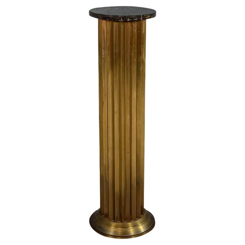 Original 1970er Jahre Französisch Art Deco geriffelte Messing Pedestal Säule im Angebot