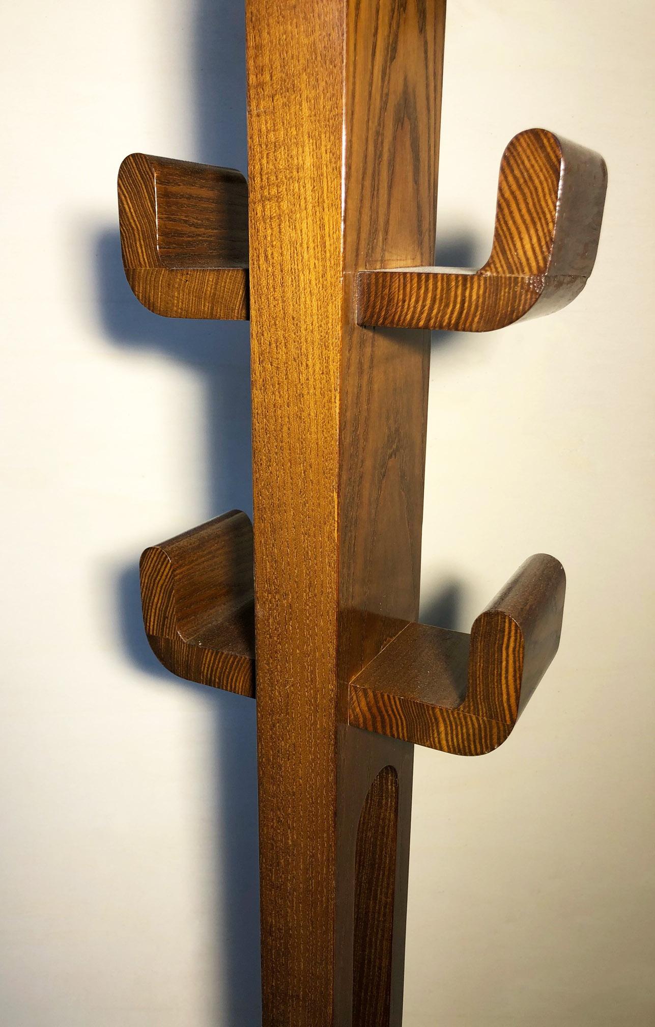 Original 1970s Italian coat rack in chestnut, cactus design.

To find out the cost of transport to USA etc write a message indicating the delivery city.