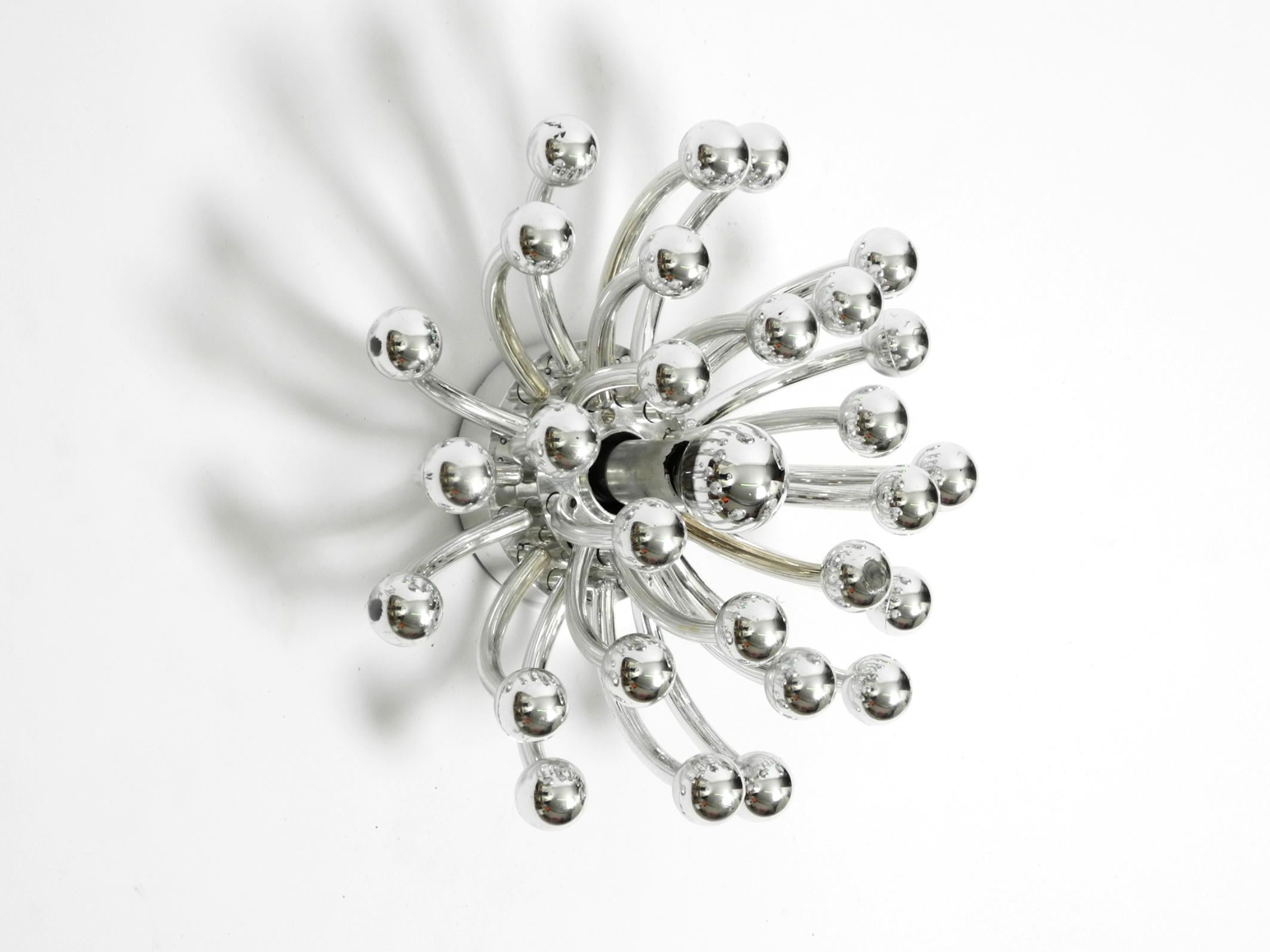 Aplique Pistillino italiano original de los años 70, de Valenti Milán.
El pequeño aplique Pistillino crea un fascinante patrón de luz en la pared cuando está encendido. Este icono del diseño clásico fue diseñado por Studio Tetrarch en 1969.
La