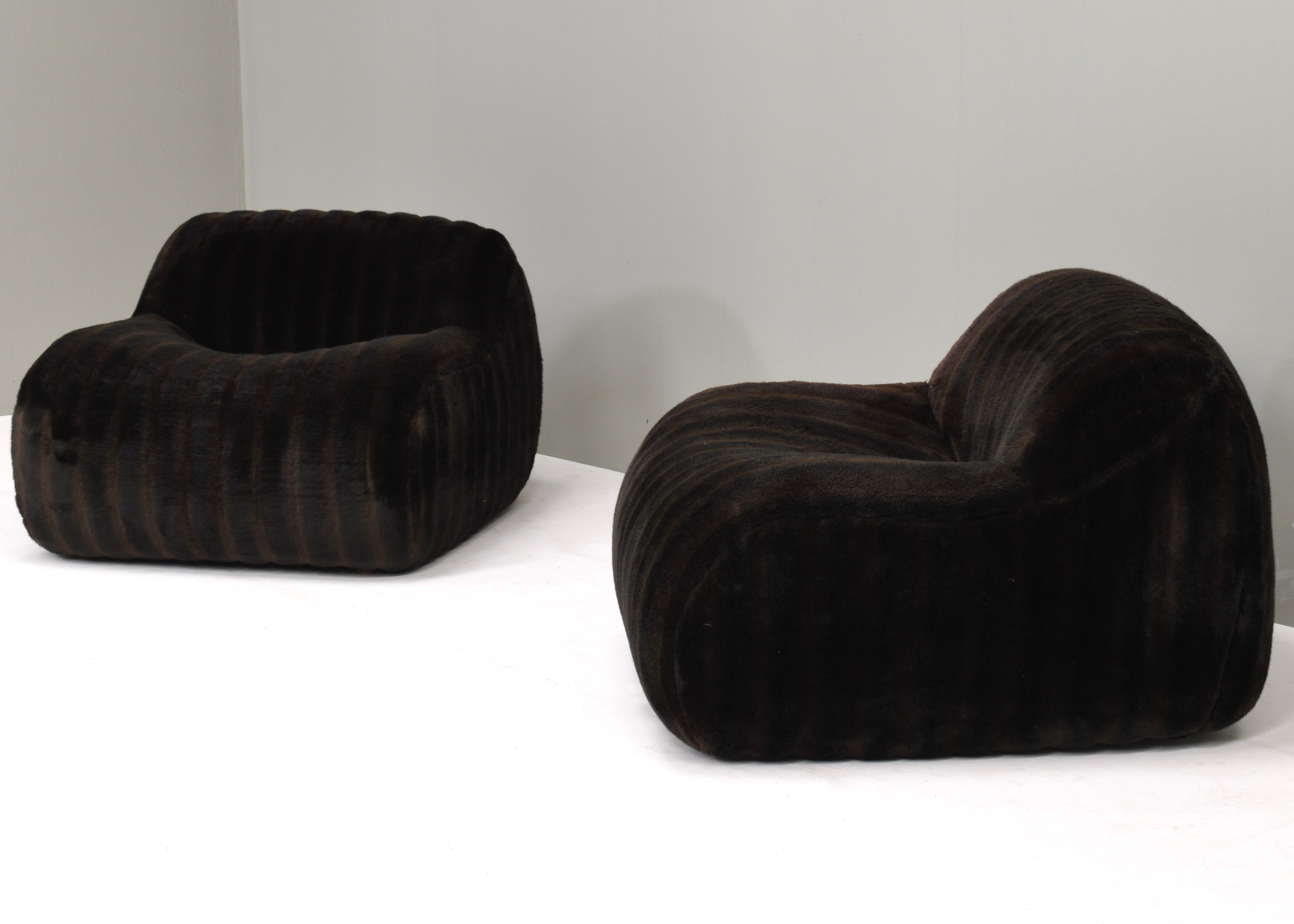 Amazing organic shaped pair of Italian lounge chairs in original vintage faux fur. They are extremely comfortable and give a cosy and warm feeling. These chairs are true original 1970's eyecatchers and will make great pieces in any modern interior.