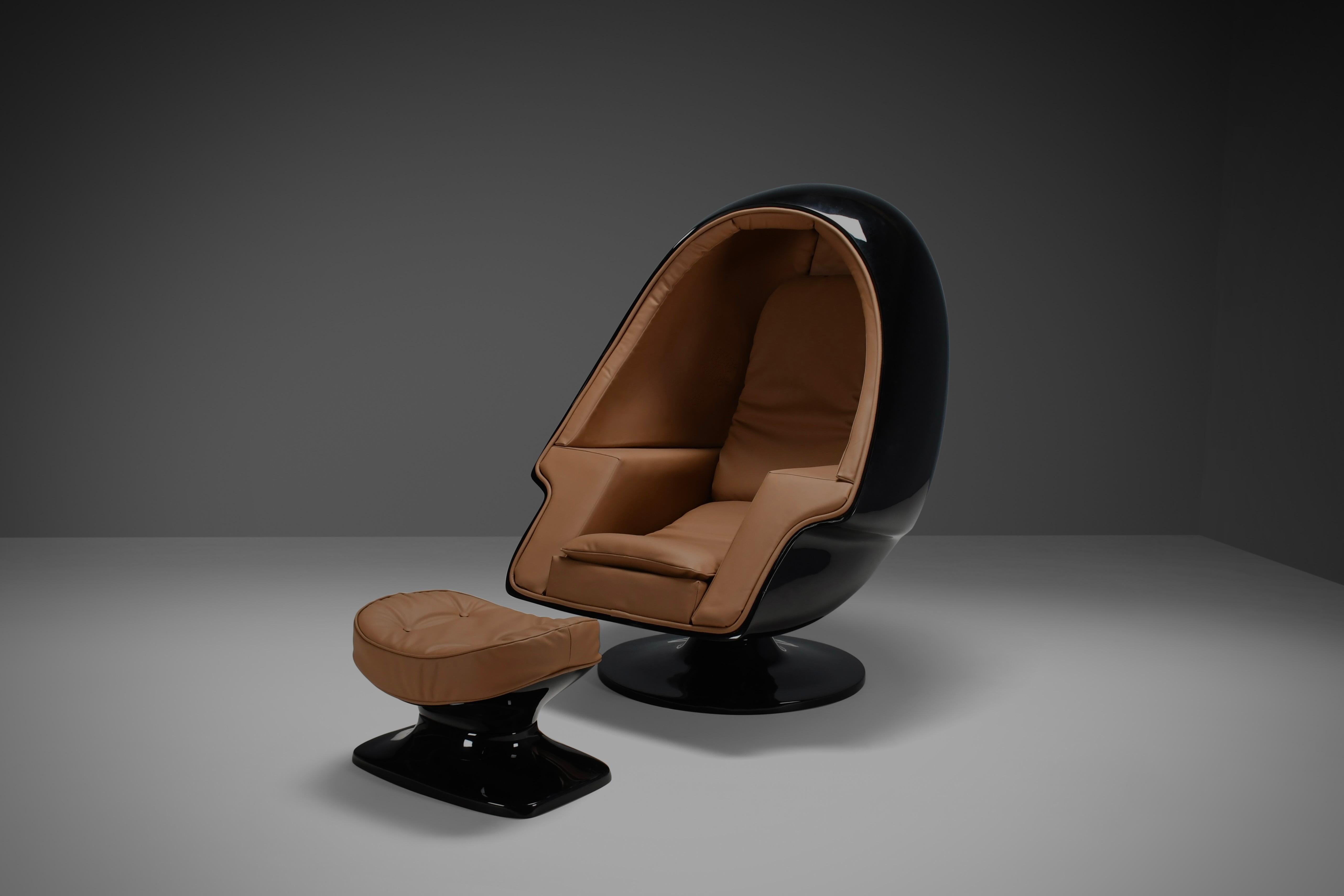 Original and iconic ‘Alpha' music chair end stool in excellent condition.

The ‘Alpha' chair was designed and produced by Lee West in 1968.

The outer shell of this chair is fully made from fiberglass which is lacquered in a beautiful glossy black