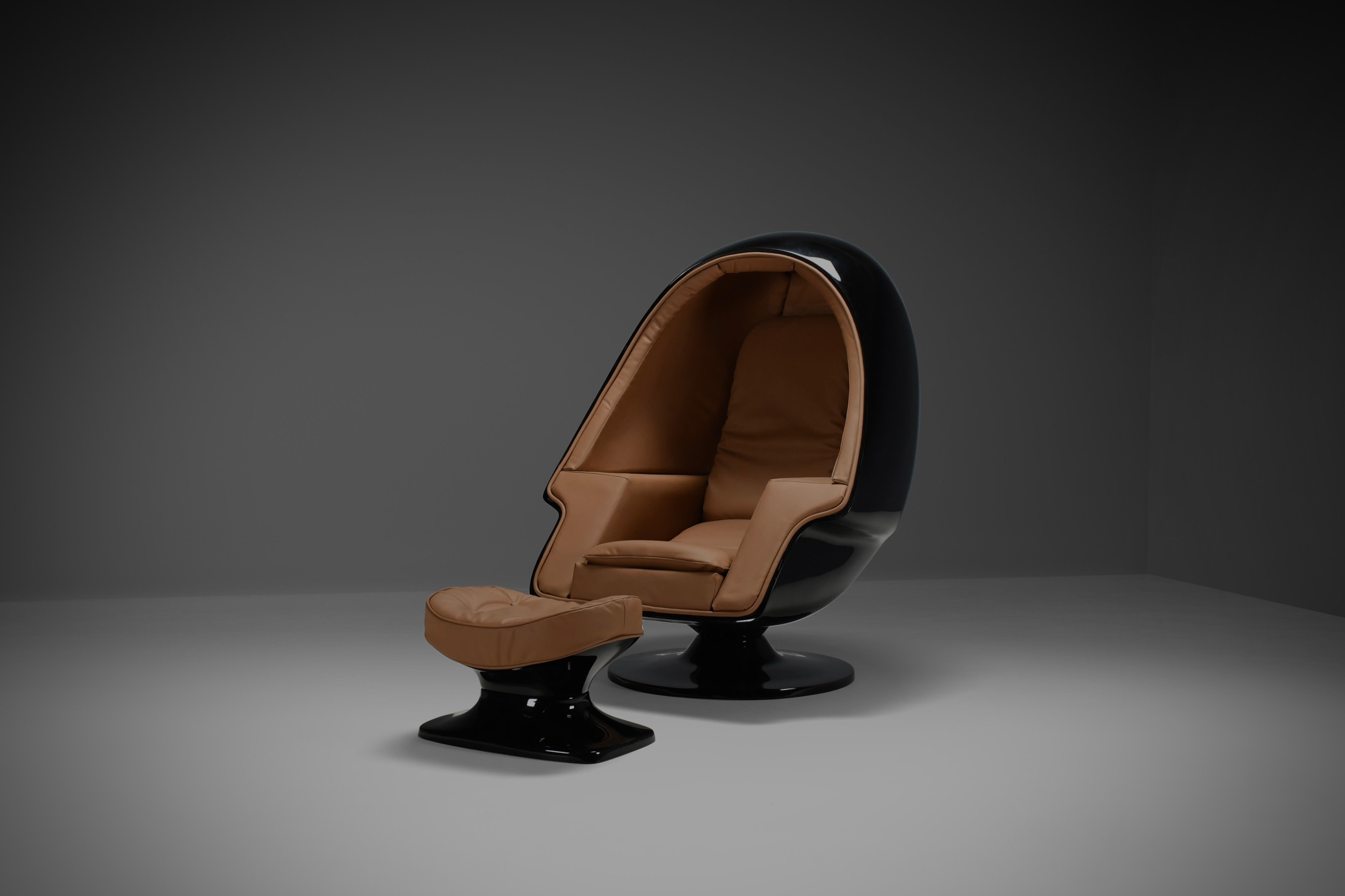 20th Century Original 1970s Lee West ‘Alpha” Stereo Egg Chair, Black Fiberglass and leather For Sale