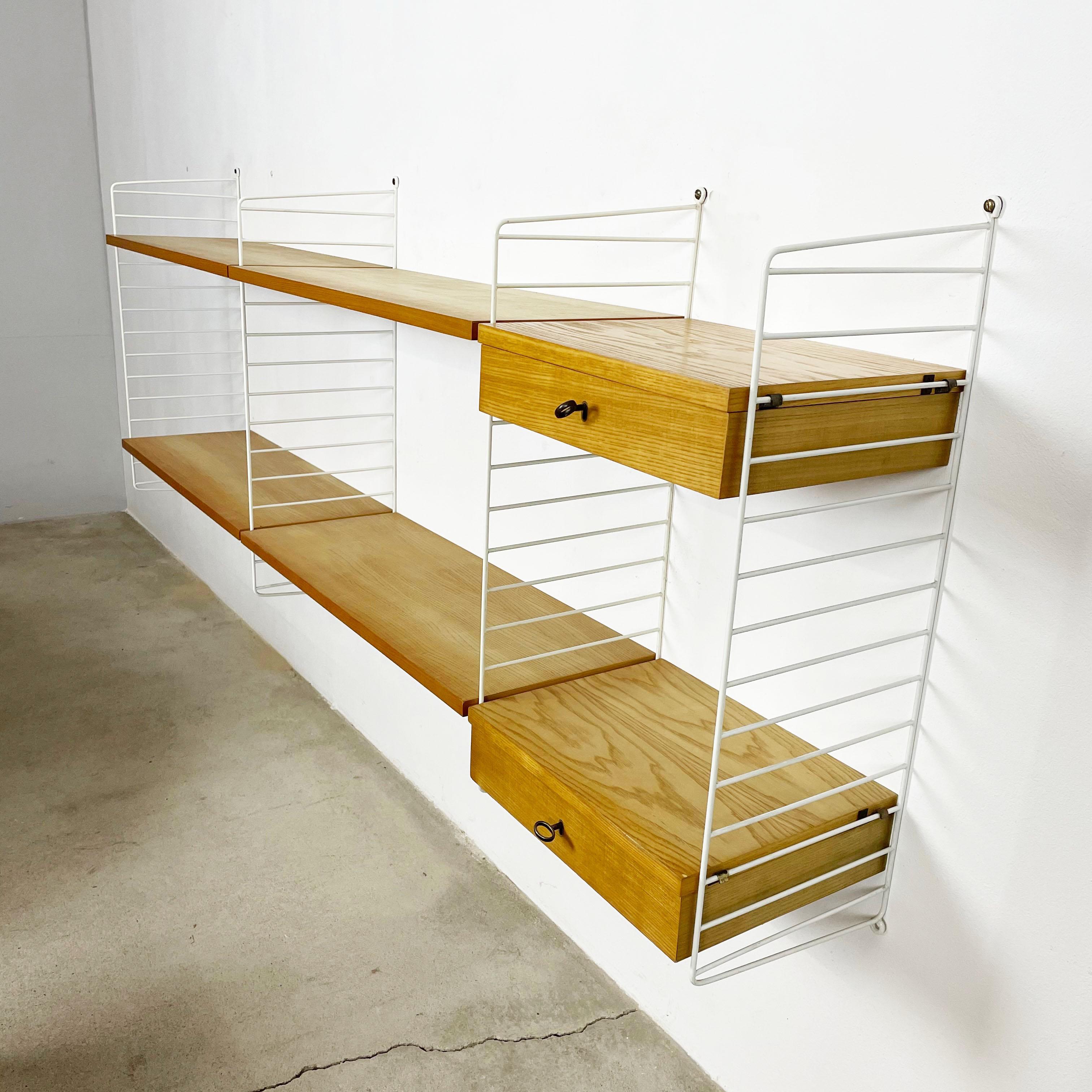 String Regal wall unit

Made In Sweden

Bokhyllan ’THE LADDER SHELF’

Design: Nils und Kajsa Strinning, 1949

The architect Nisse Strinning was born in 1917. From 1940 to 1947 he studied architecture in Stockholm, before he designed the