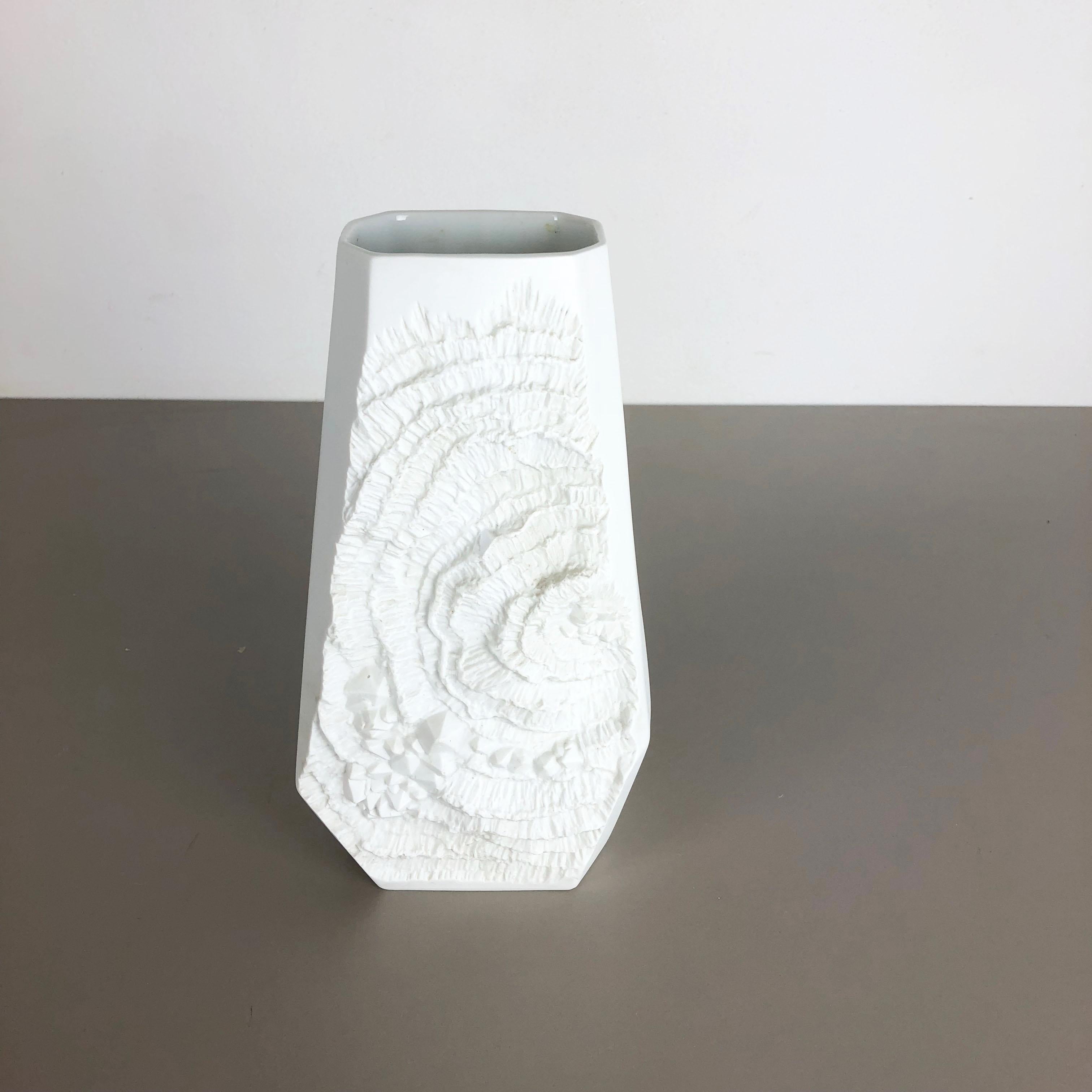 Artikel:

Op Art Porzellanvase


Produzent:

AK Kaiser, Deutschland


Beschreibung:

Diese originale Vintage OP Art Vase wurde in den 1970er Jahren in Deutschland hergestellt. Sie ist aus Porzellan mit einer OP Art Rock-Oberflächenoptik