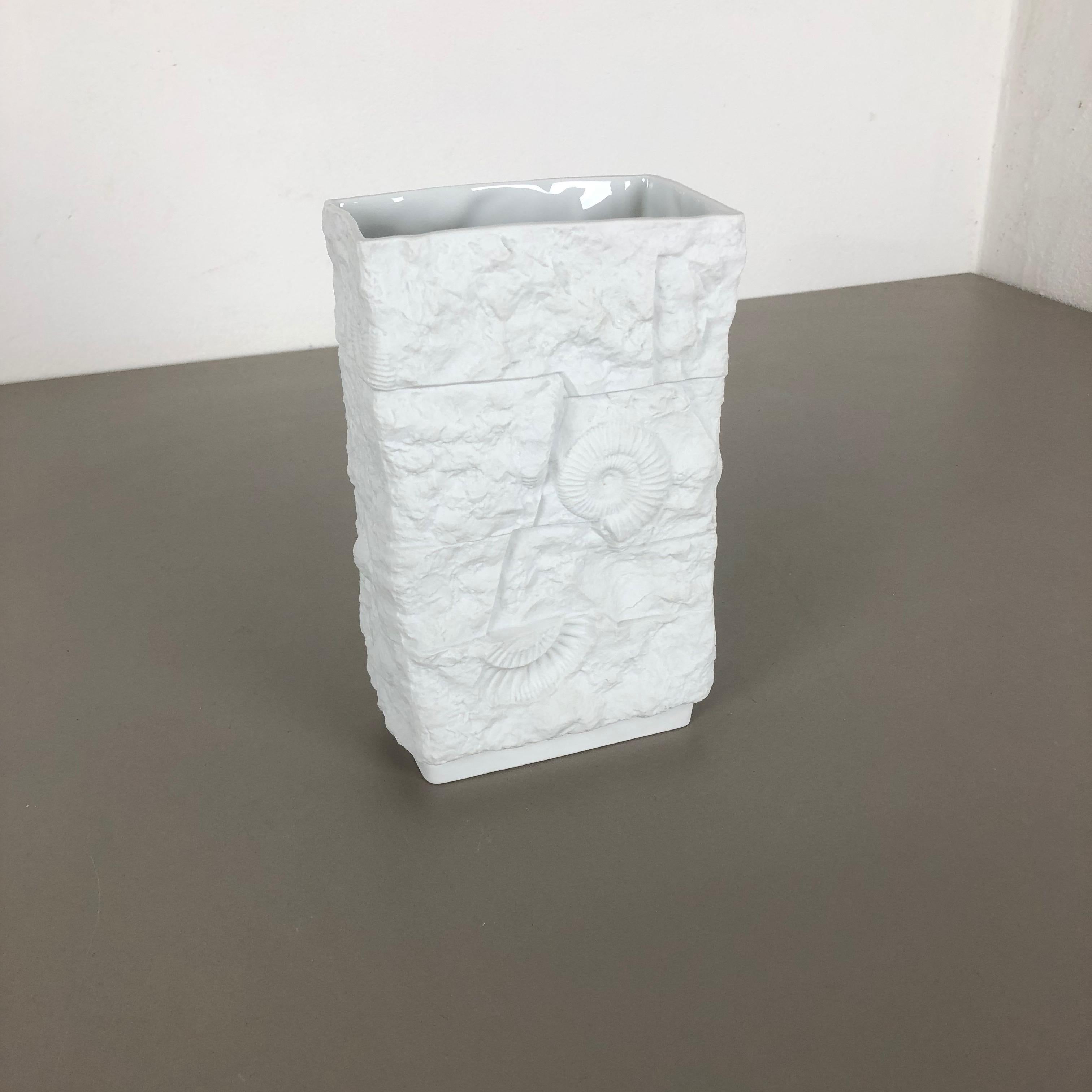 Mid-Century moderno Vaso originale OP Art Biscuit Porcelain tedesco degli anni '70 realizzato da AK Kaiser, Germania in vendita