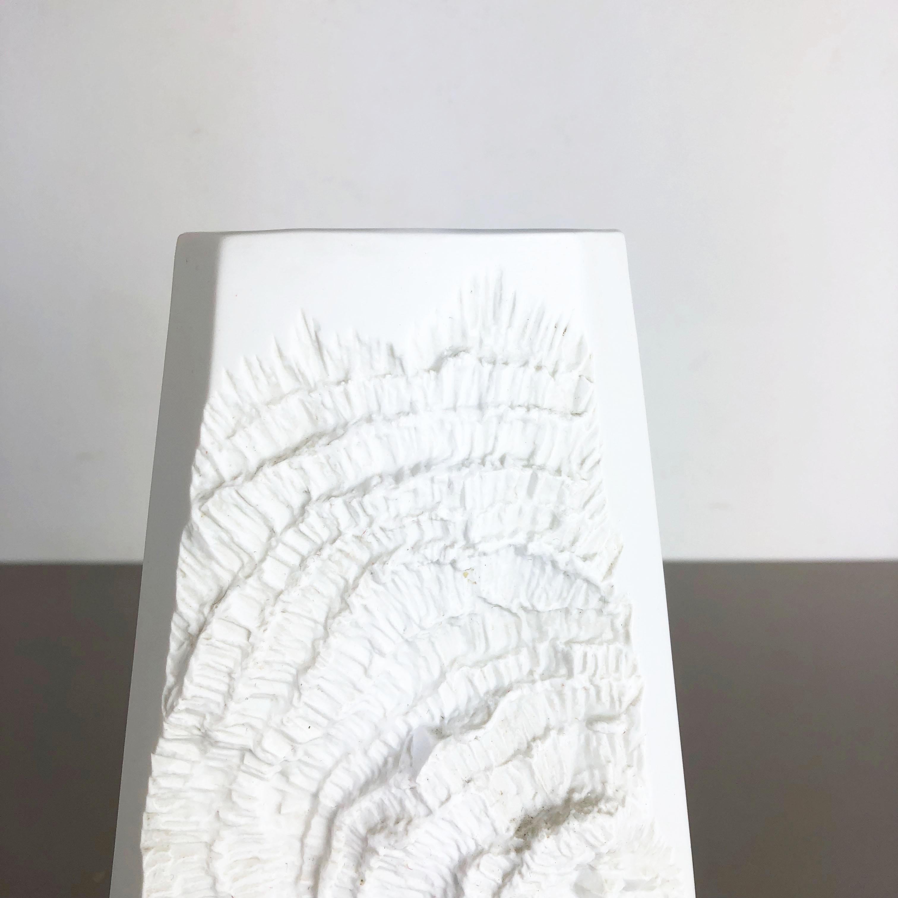 Vaso originale OP Art Biscuit Porcelain tedesco degli anni '70 realizzato da AK Kaiser, Germania In condizioni buone in vendita a Kirchlengern, DE
