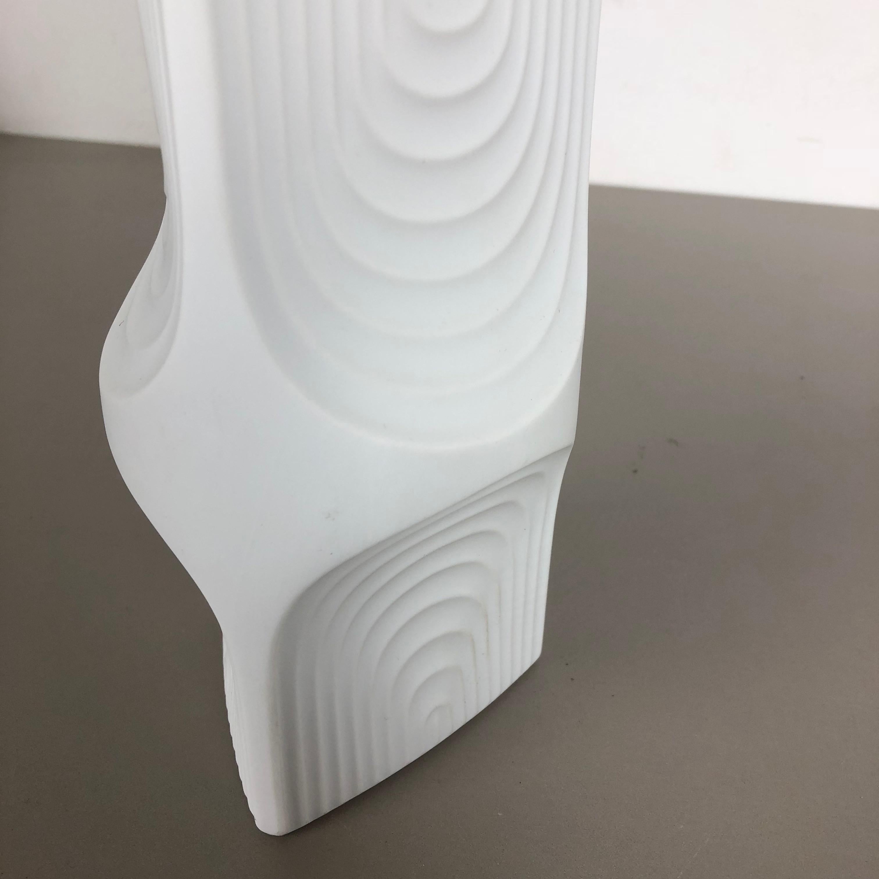 Porcellana Vaso originale OP Art Biscuit Porcelain tedesco degli anni '70 realizzato da AK Kaiser, Germania in vendita