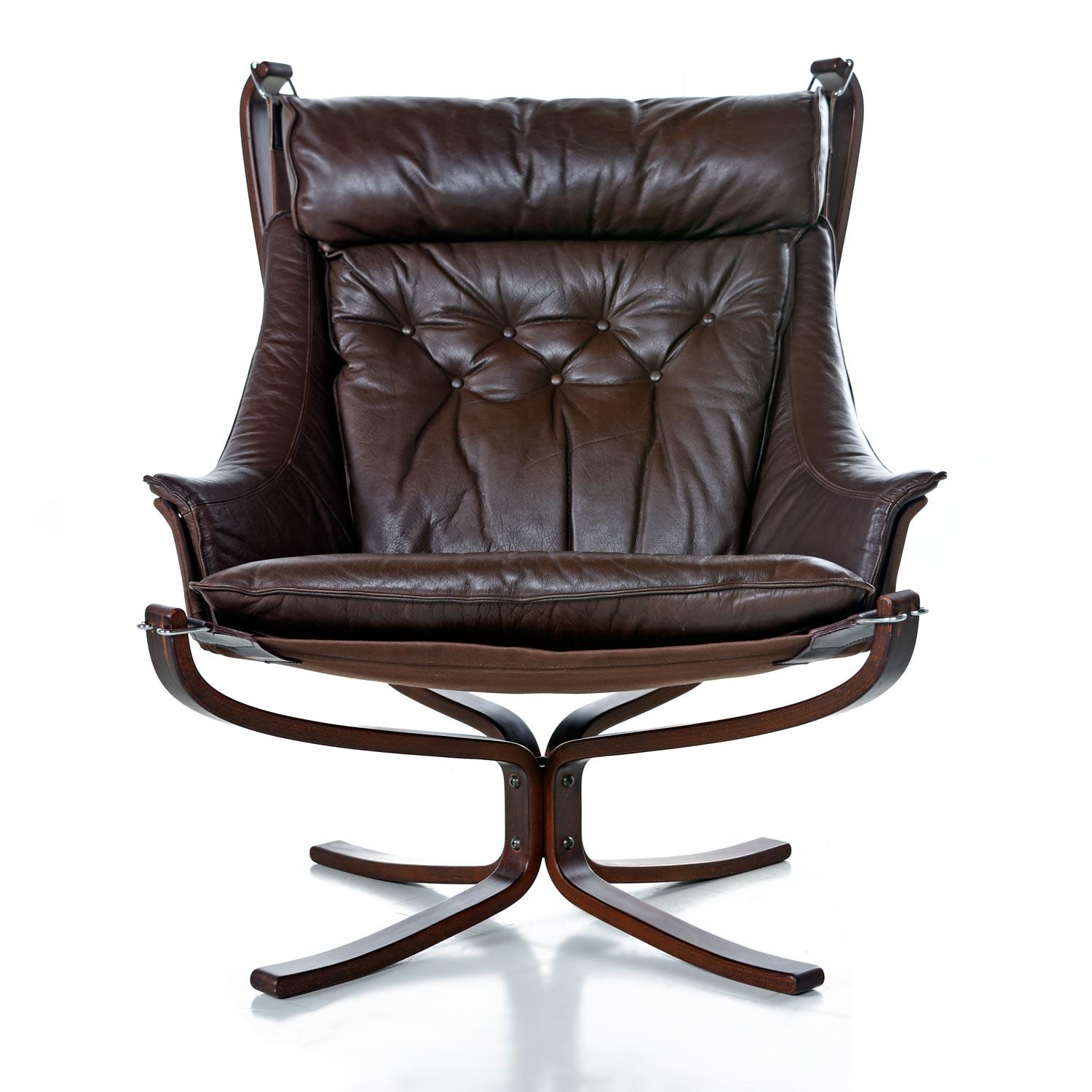 100% original falcon chair in excellent vintage condition. This rare model features a headrest, armrests and rosewood frame, three hard to find upgrades.

Designed by Sigurd Resell for Norwegian manufacturer, Vatne Møbler. Ingenious design