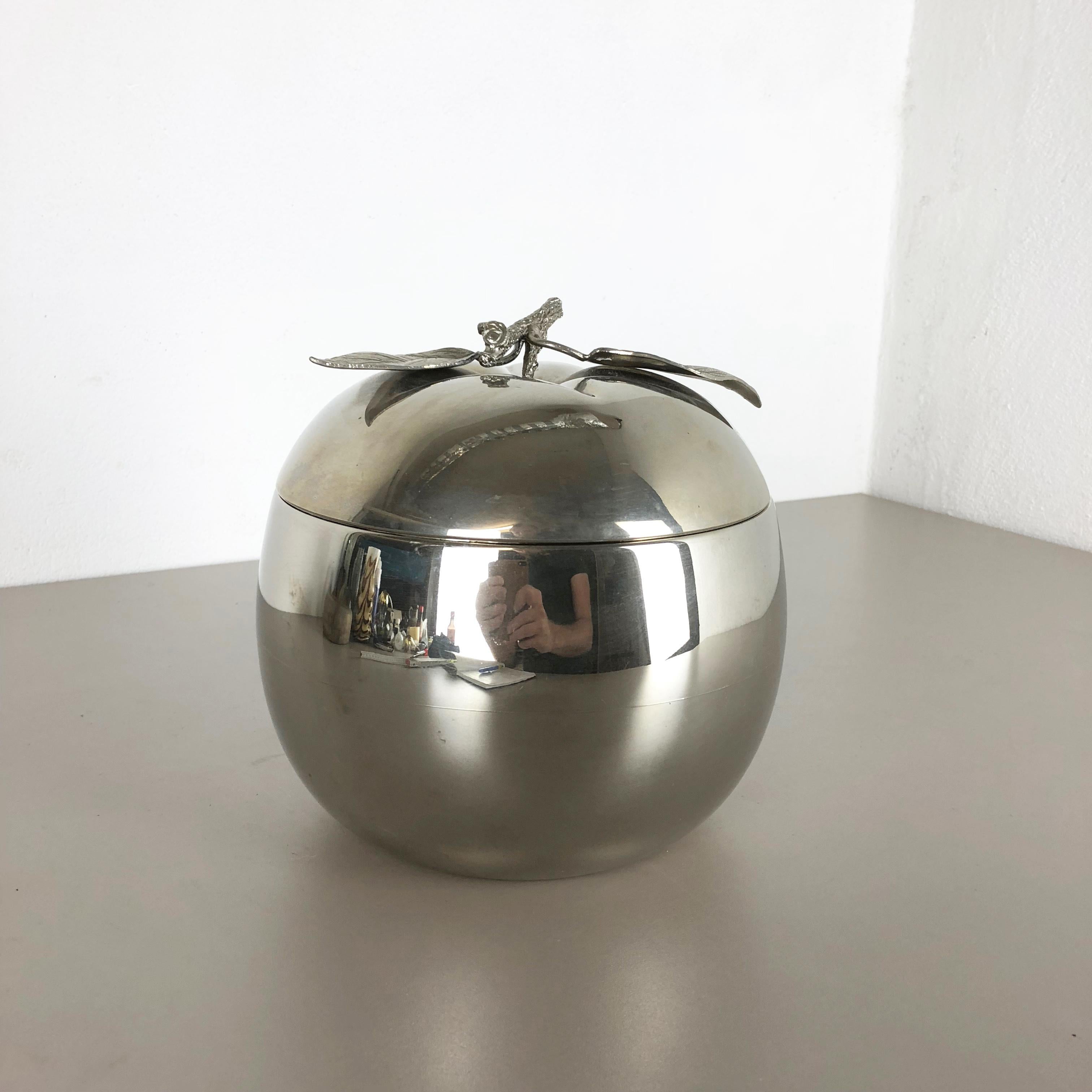 Article:

Ice bucket cooler element pear.


Producer:

Freddo Therm, made in Switzerland.


Decade:

1970s

Material:

Plastic surface finish with in chrome tone.


Description:

Original vintage 1970s ice cube cooler made by