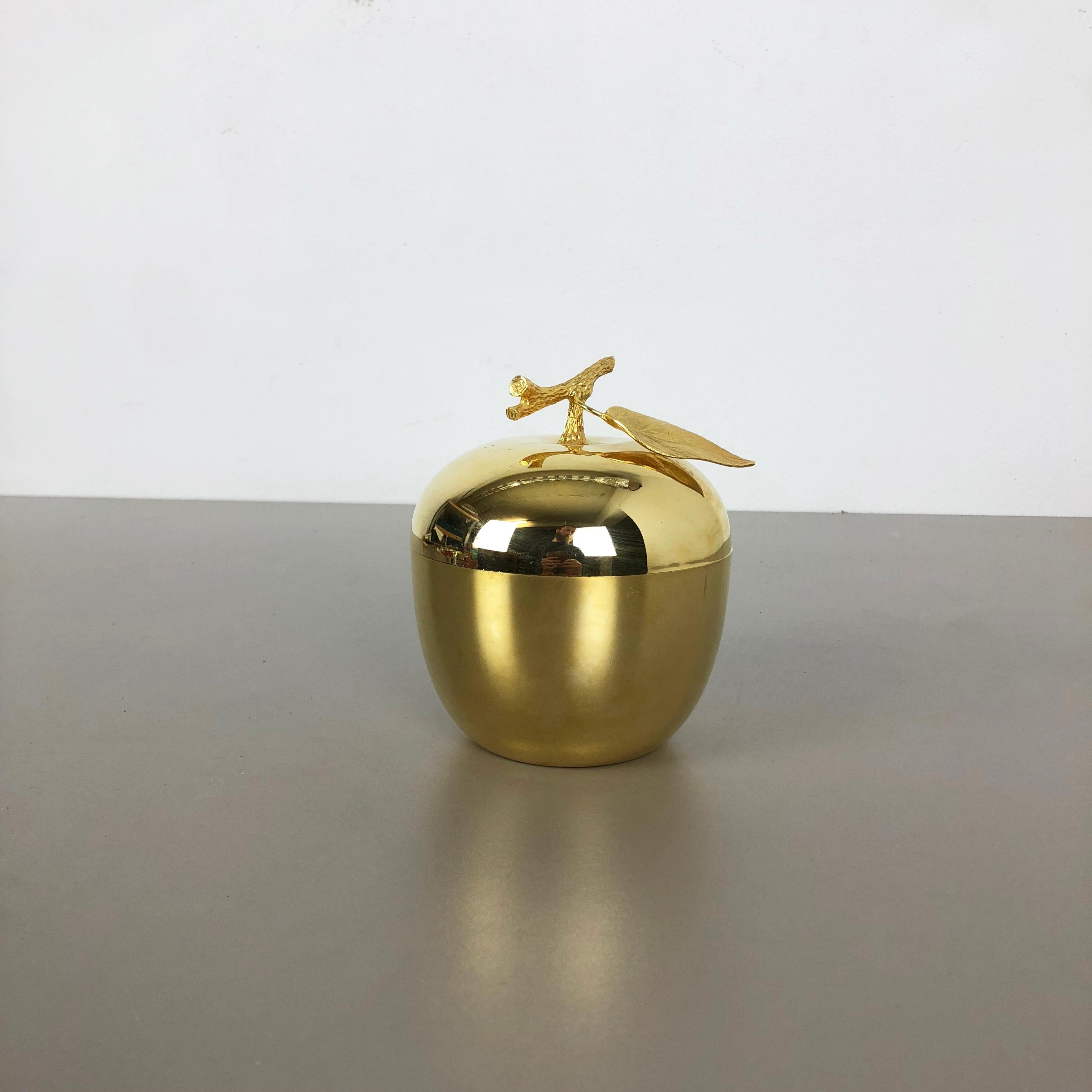 Article:

Ice bucket cooler element


Producer:

Freddo Therm, made in Switzerland


Decade:

1970s


Material:

Plastic surface finish with golden tone



  

Original vintage 1970s ice cube cooler made by Freddo Therm in