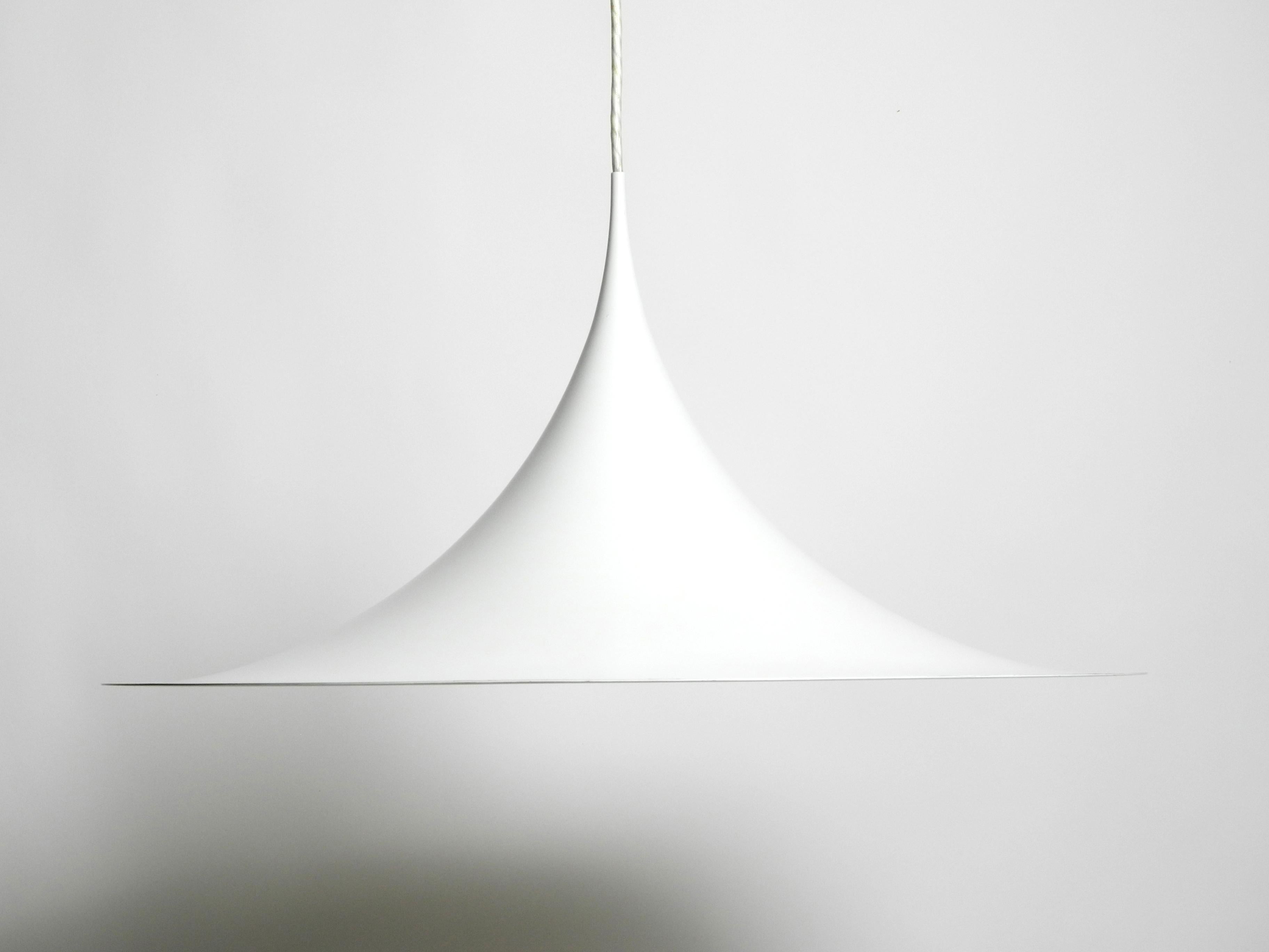 Original XXL 1970s Fog & Morup hanging lamp Semi. With a 70 cm diameter shade.
Painted entirely in white. Very good vintage condition with no damage.
No bumps or dents, very clean and not wavy metal shade.
Design: Thorsten Thorup/ Claus
