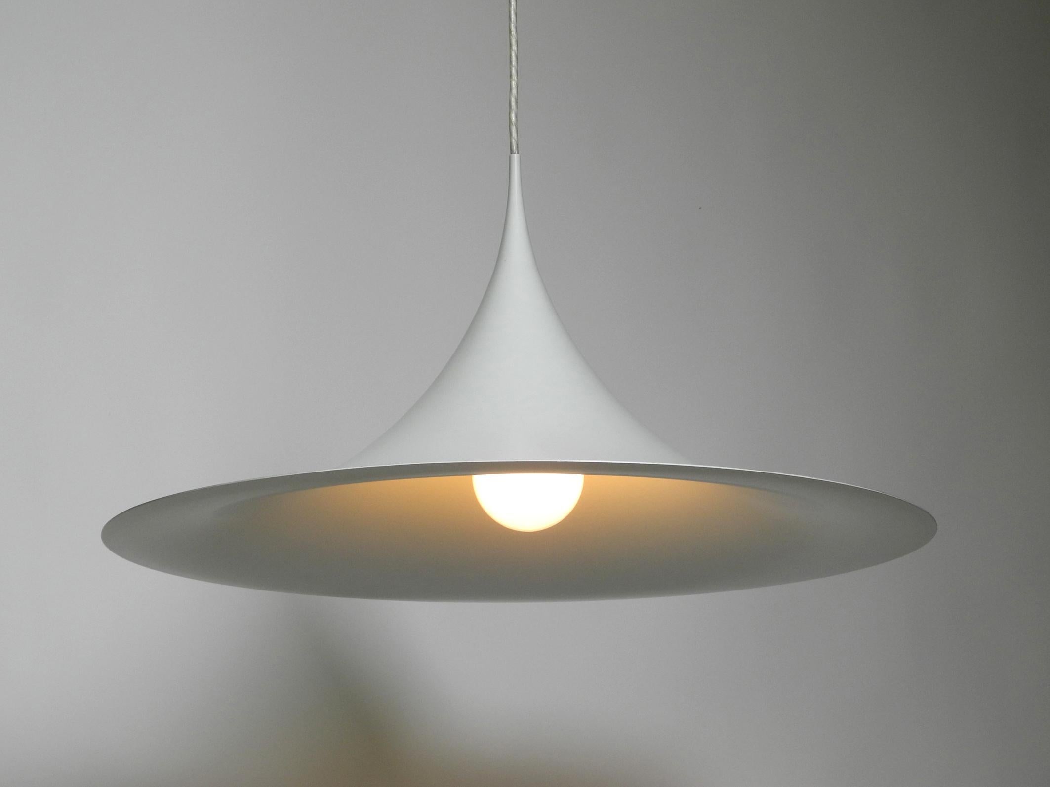 Danois Lampe suspendue XXL Fog & Morup des années 1970, semi blanche avec diamètre de 70 cm en vente