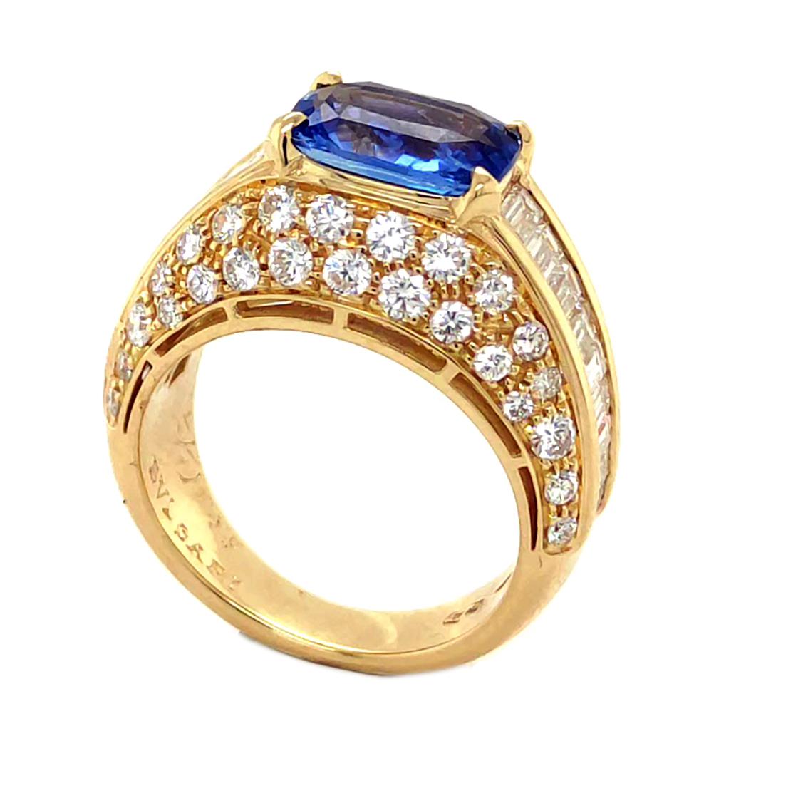 Original 1971 BULGARI stunning Trombino Ring featuring a 3.03 Carat NO HEAT Ceylon Sapphire in a top quality eighteen 1,30 Carat baguette and fifty  1.35 Carat brilliant cut Diamond, 0,353 T oz 18K yellow gold setting.
Conceived by Giorgio Bulgari