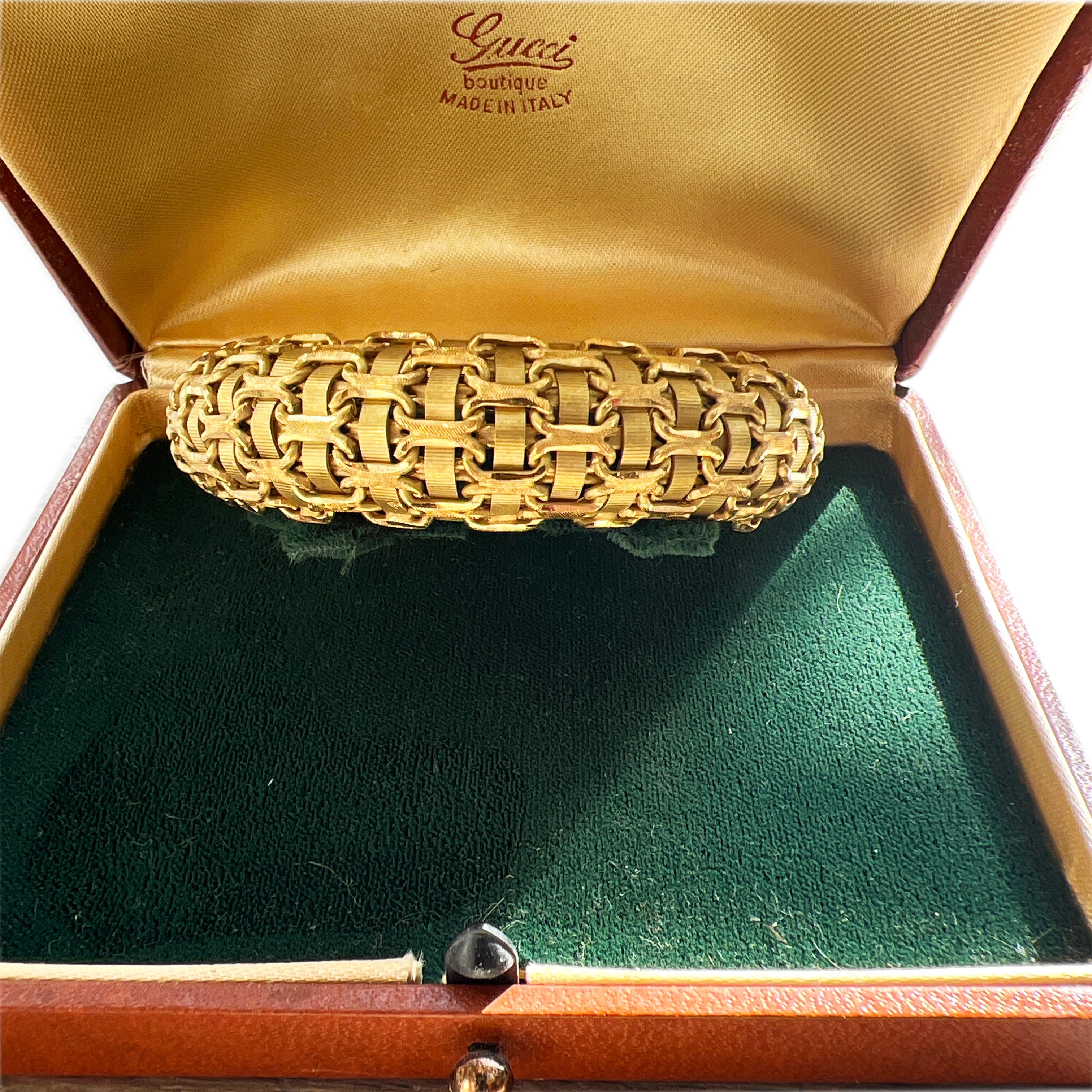 Original 1973 Gucci New York 18Kt Yellow Gold Bangle Bracelet For Sale 5