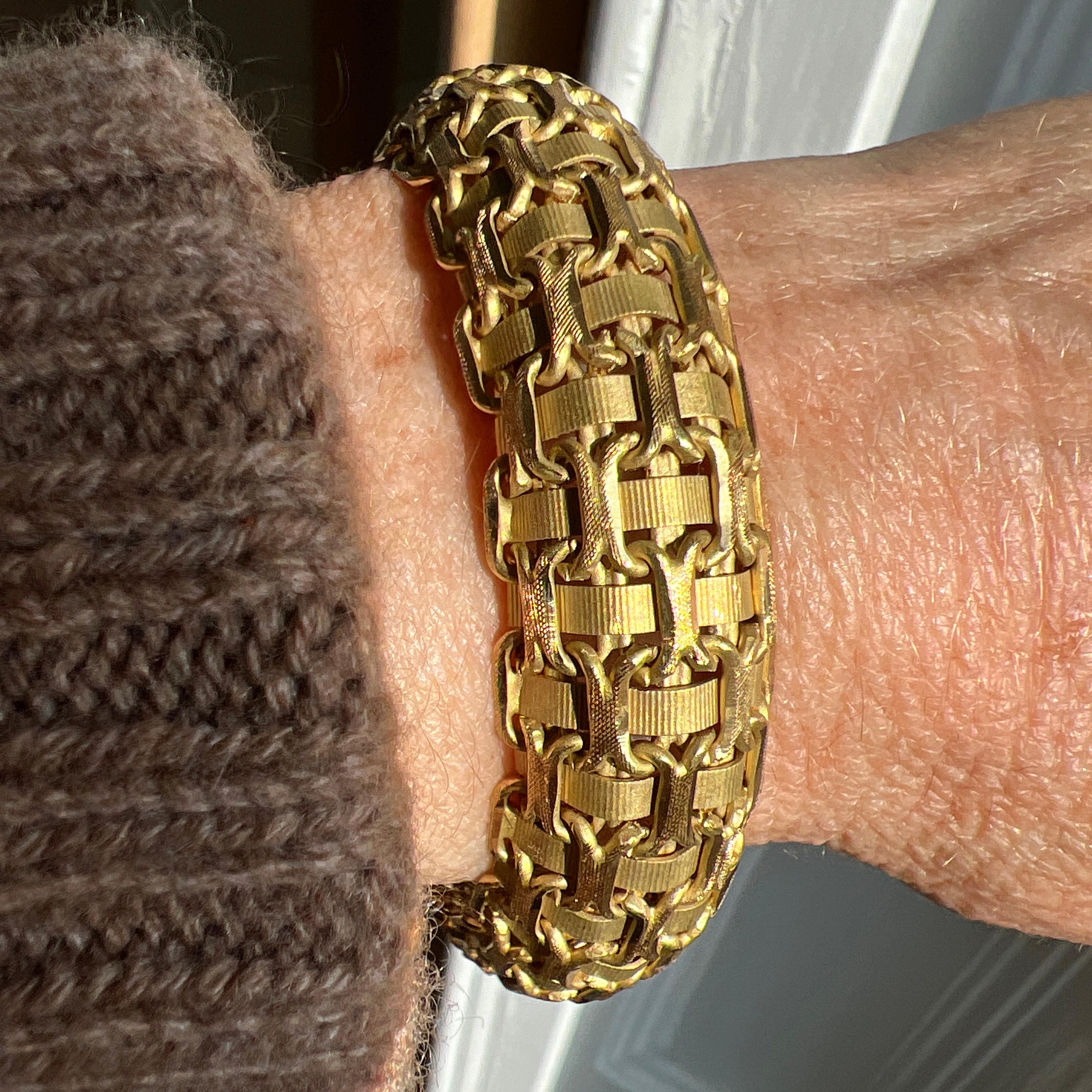 Original 1973 Gucci New York 18Kt Yellow Gold Bangle Bracelet For Sale 7