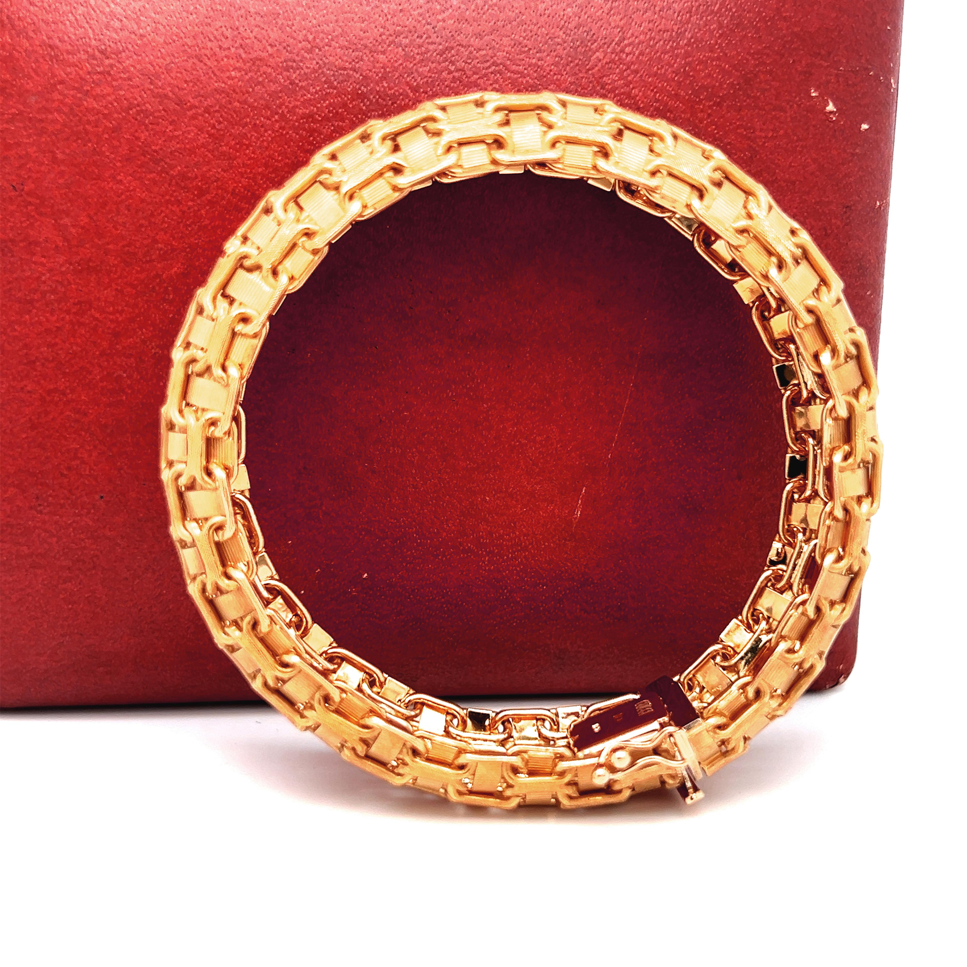 Original 1973 Gucci New York 18Kt Yellow Gold Bangle Bracelet For Sale 2