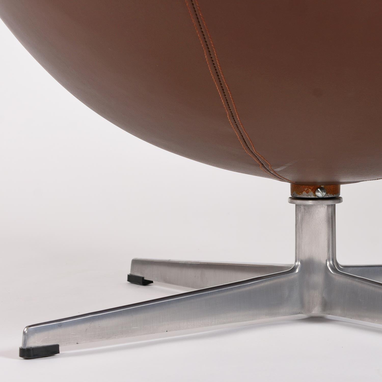 1974 Brown Leather Arne Jacobsen for Fritz Hansen Egg Chair & Ottoman en venta 5