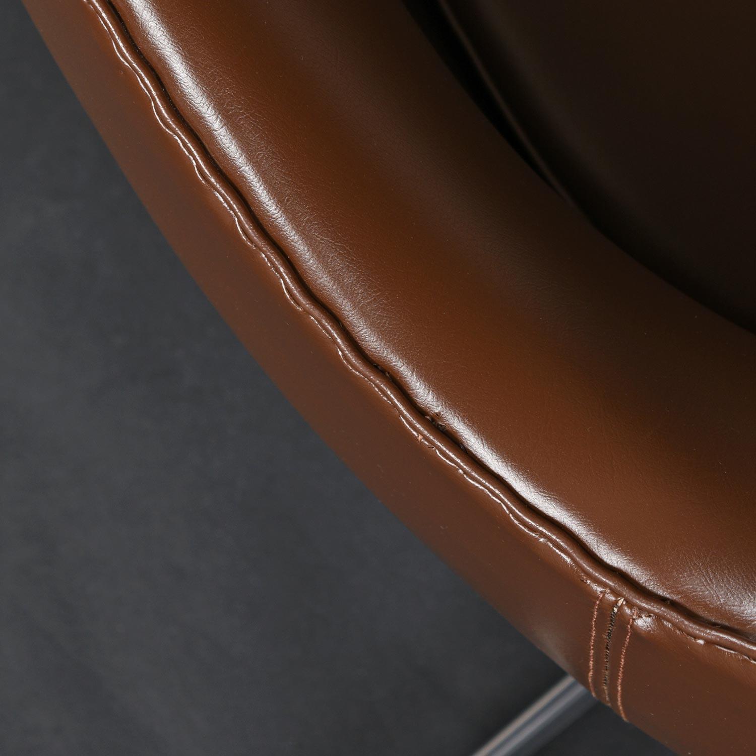 1974 Brown Leather Arne Jacobsen for Fritz Hansen Egg Chair & Ottoman en venta 7