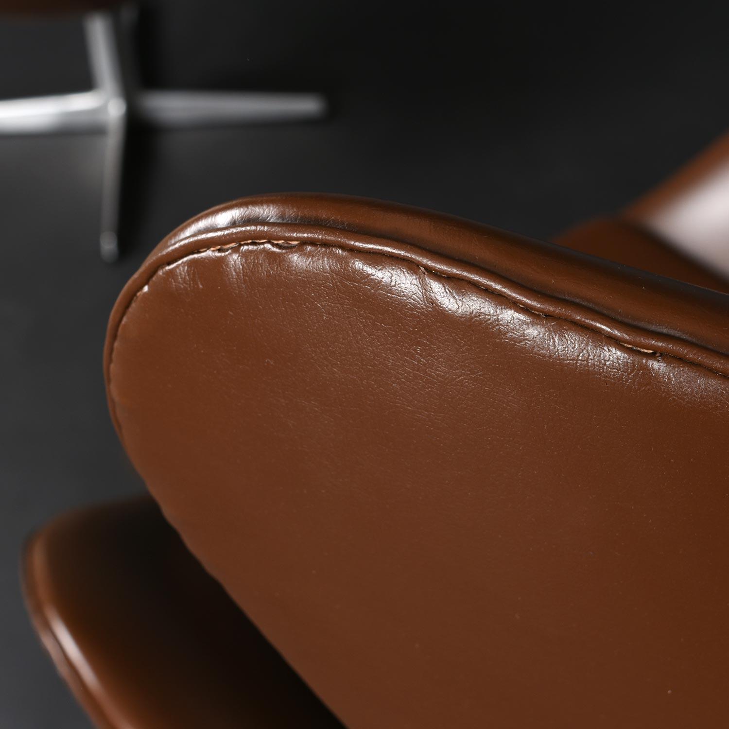 1974 Brown Leather Arne Jacobsen for Fritz Hansen Egg Chair & Ottoman en venta 10