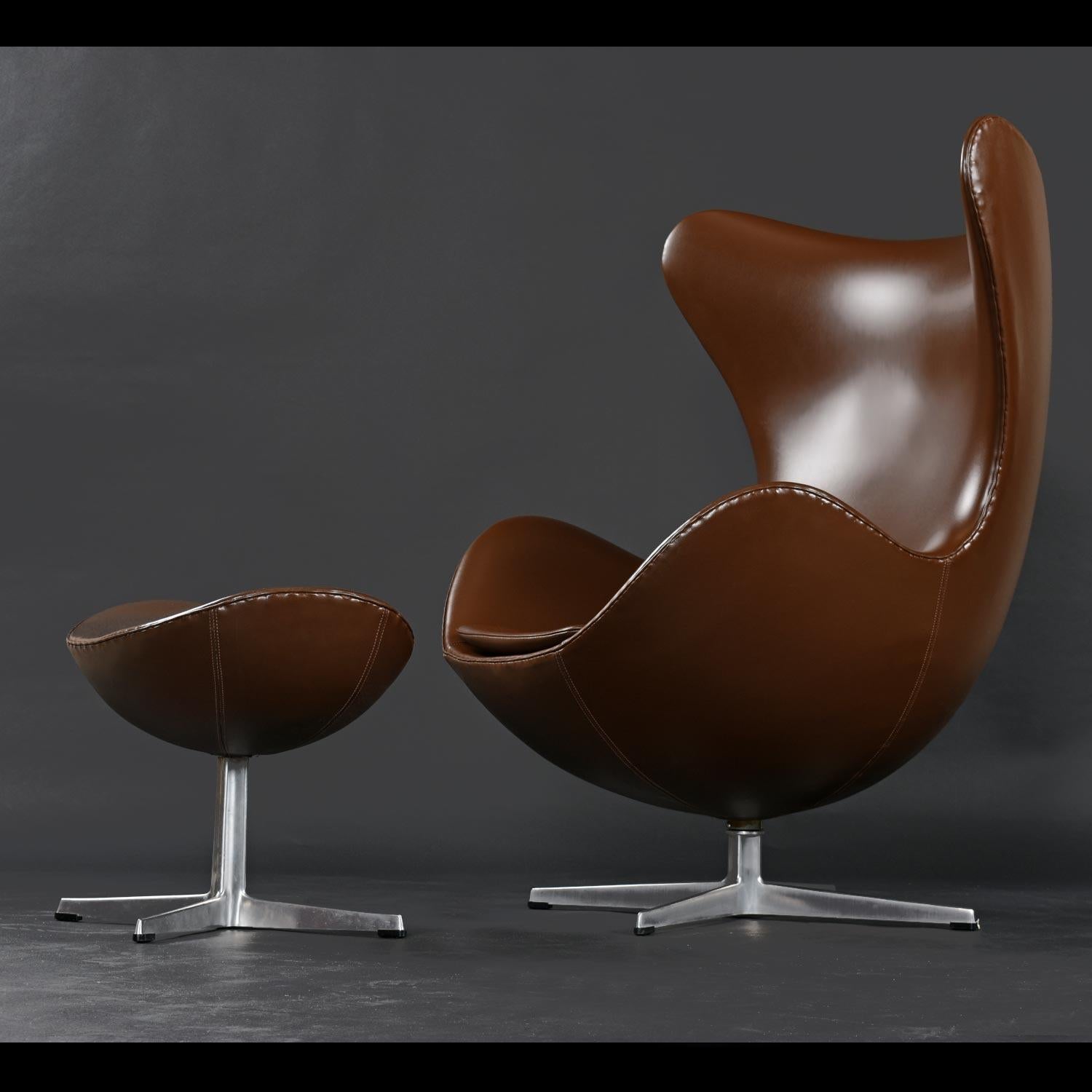 1974 Brown Leather Arne Jacobsen for Fritz Hansen Egg Chair & Ottoman finales del siglo XX en venta