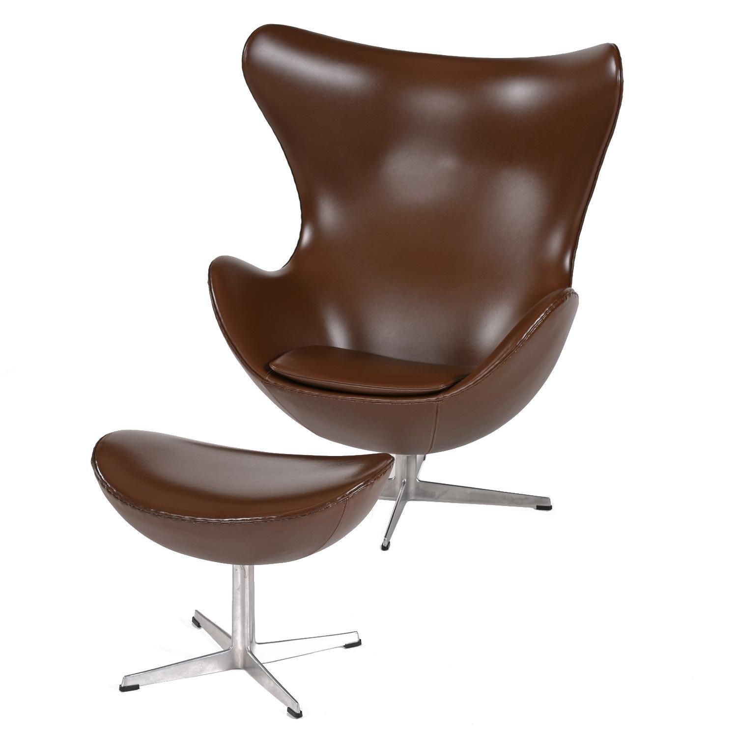 1974 Brown Leather Arne Jacobsen for Fritz Hansen Egg Chair & Ottoman en venta 2