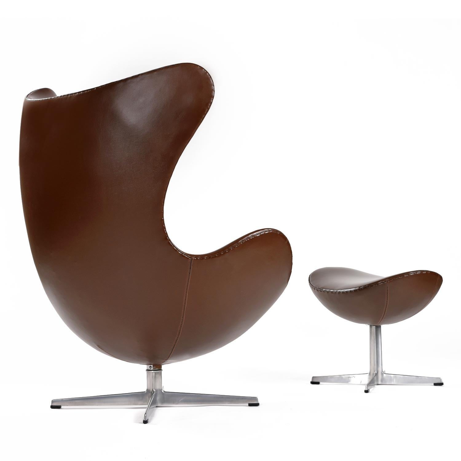 1974 Brown Leather Arne Jacobsen for Fritz Hansen Egg Chair & Ottoman en venta 3