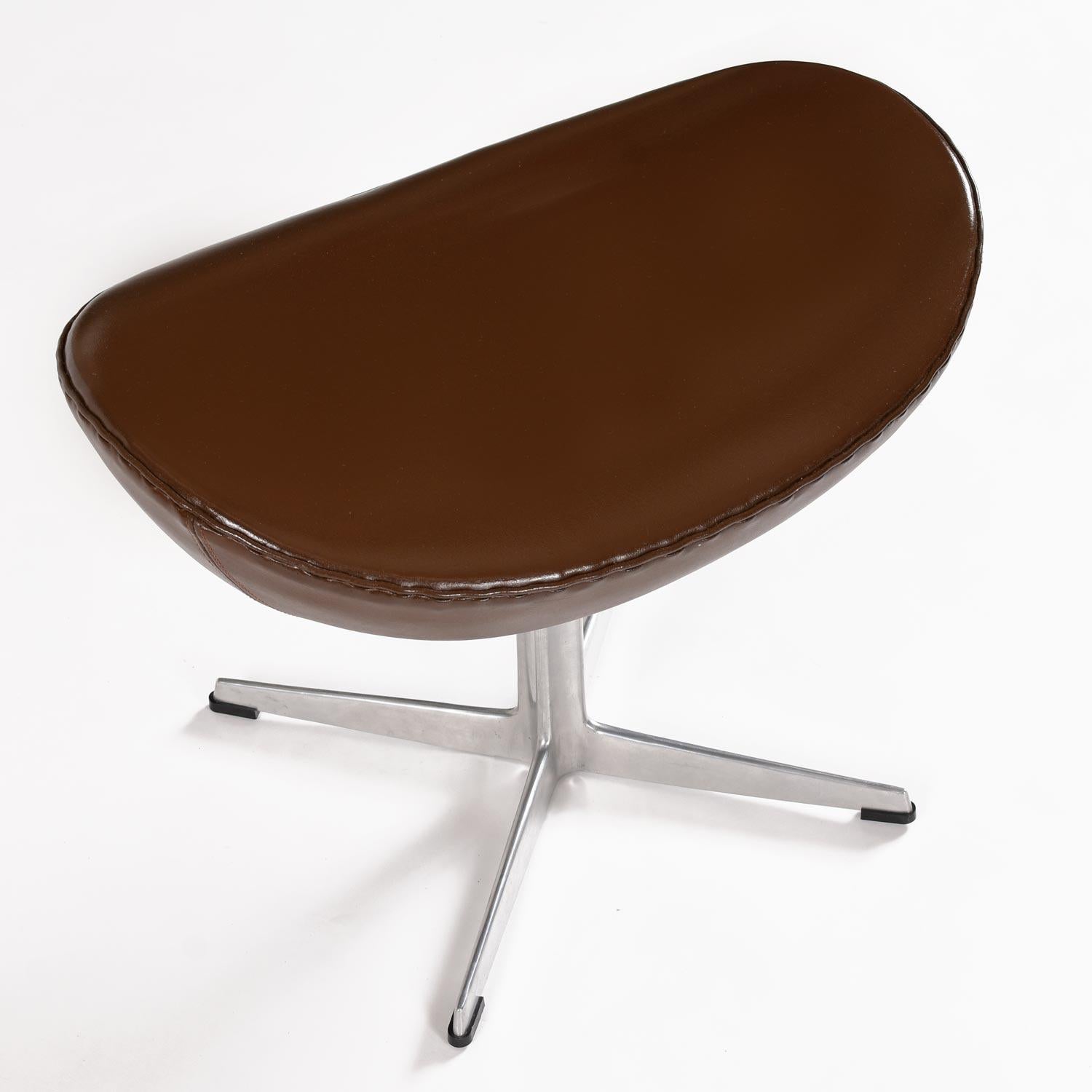 1974 Brown Leather Arne Jacobsen for Fritz Hansen Egg Chair & Ottoman en venta 4