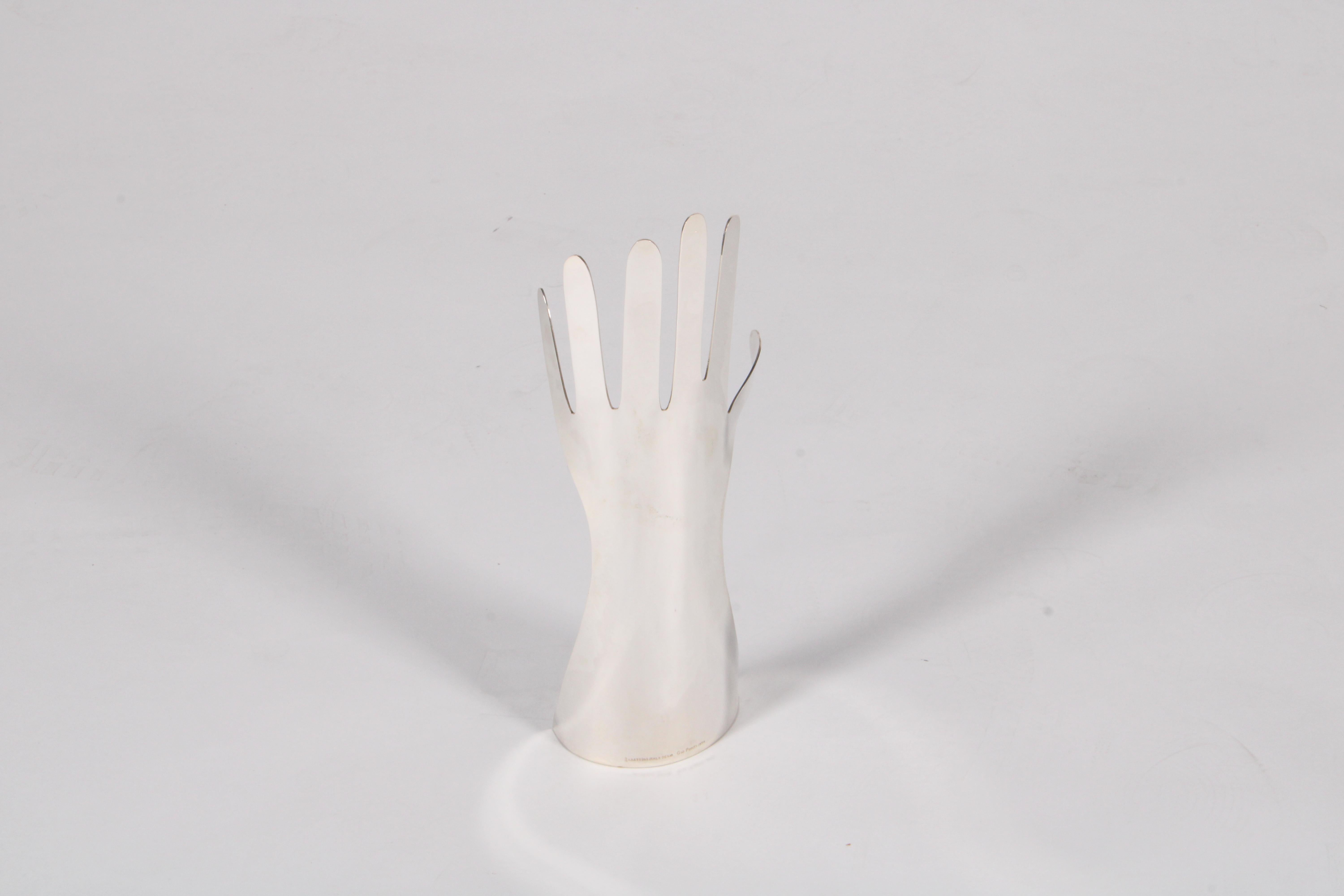 Considerato da molti come uno dei più importanti e influenti designer e architetti del XX secolo, Acquired è lieta di offrire in vendita questa scultura originale di Gio Ponti. Risalente al 1978, questo pezzo reca inciso il nome del designer e del