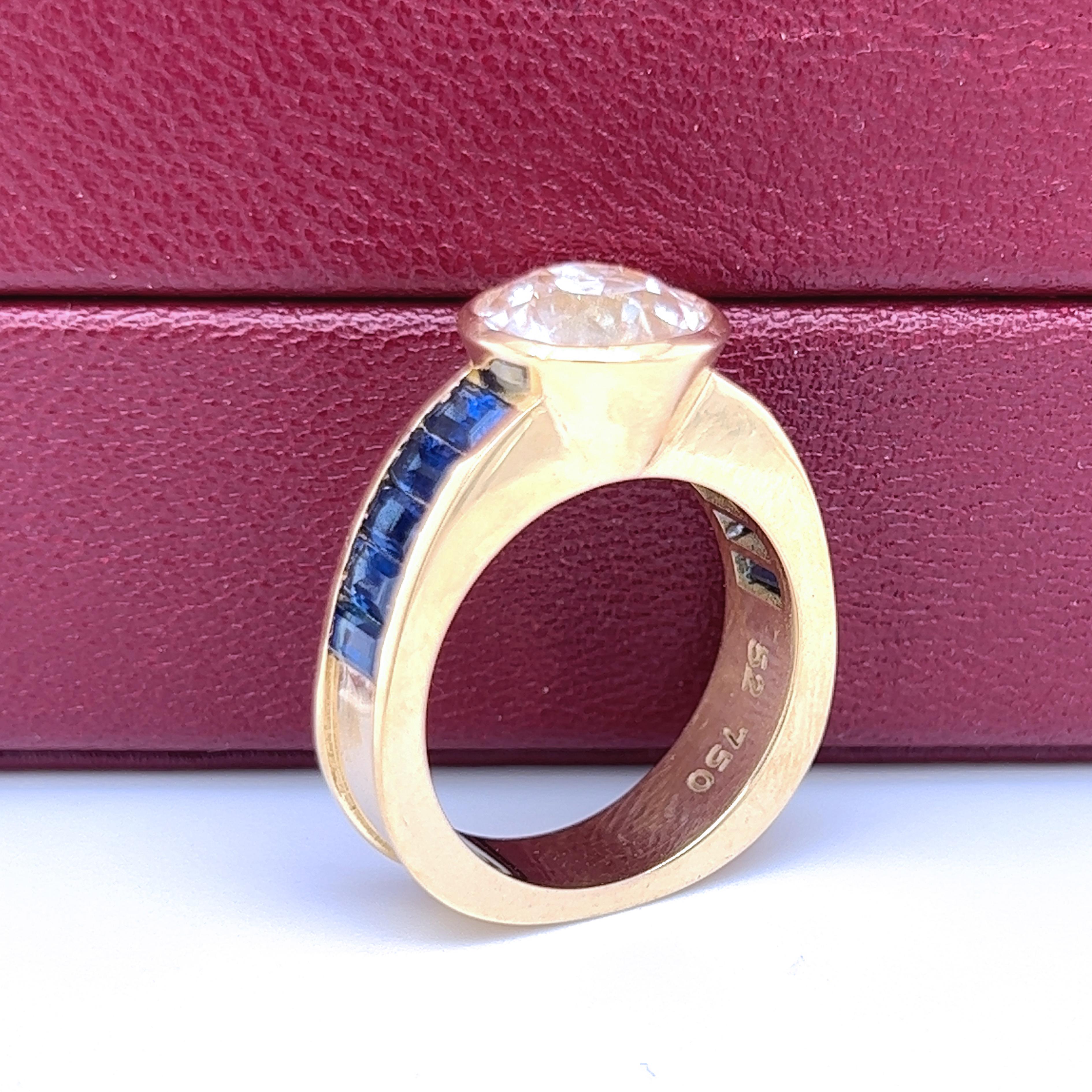 Moderno Anello da cocktail originale del 1980 con diamante bianco da 3,29 carati e zaffiro blu da 1,96 carati in vendita