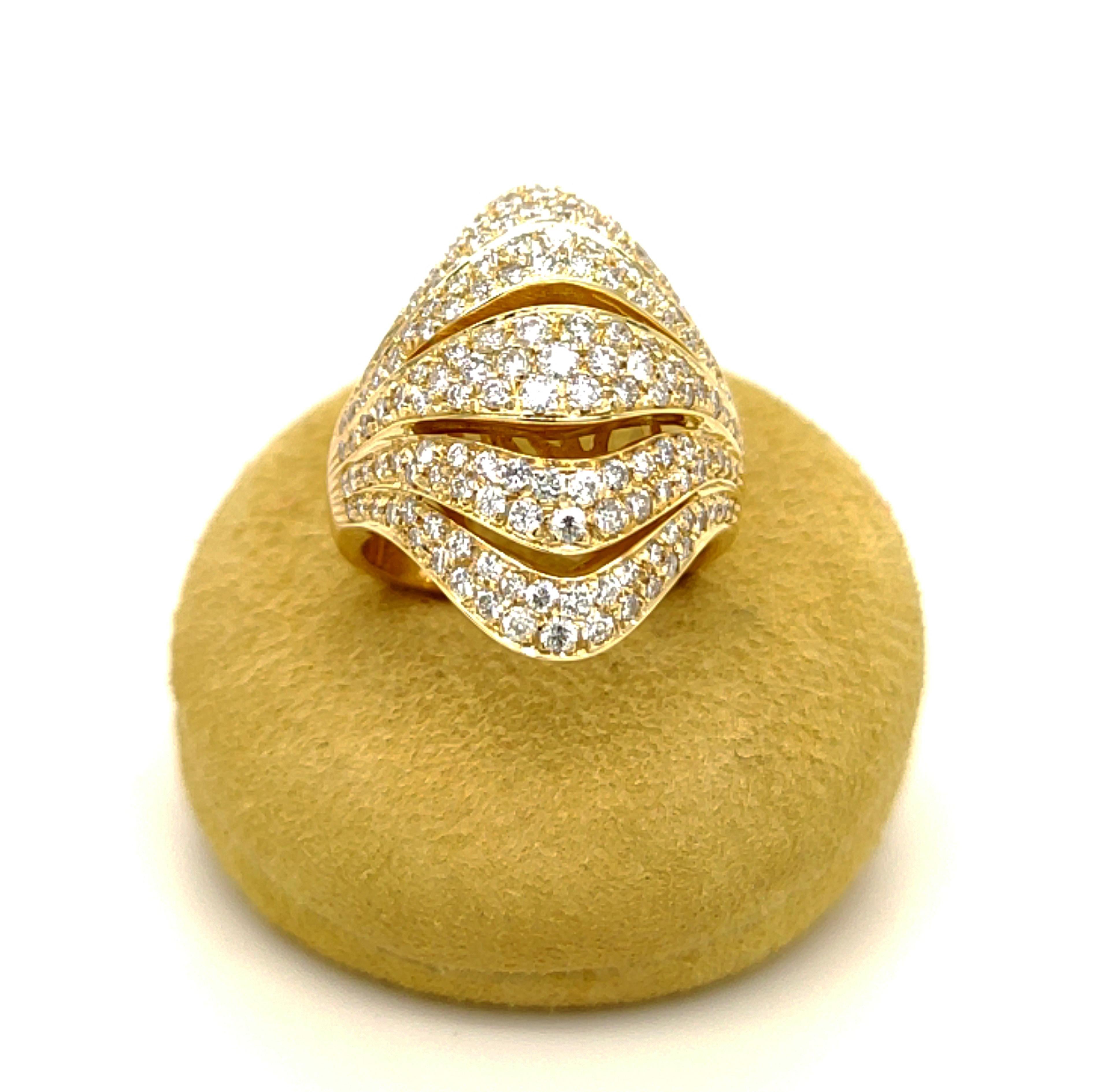 Berca Original 1980 White Diamond Yellow Gold Cocktail Ring In New Condition For Sale In Valenza, IT