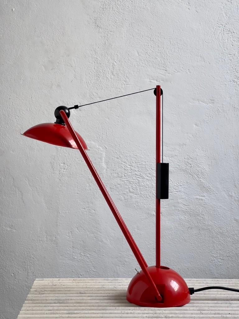 Super rare original 1980s vintage table lamp in red varnish. Very elegant composition with a kinetic feel. Many different position operated by hand. The lamp is fully functional. It is in overall good condition with minor dent at the edge of shade.