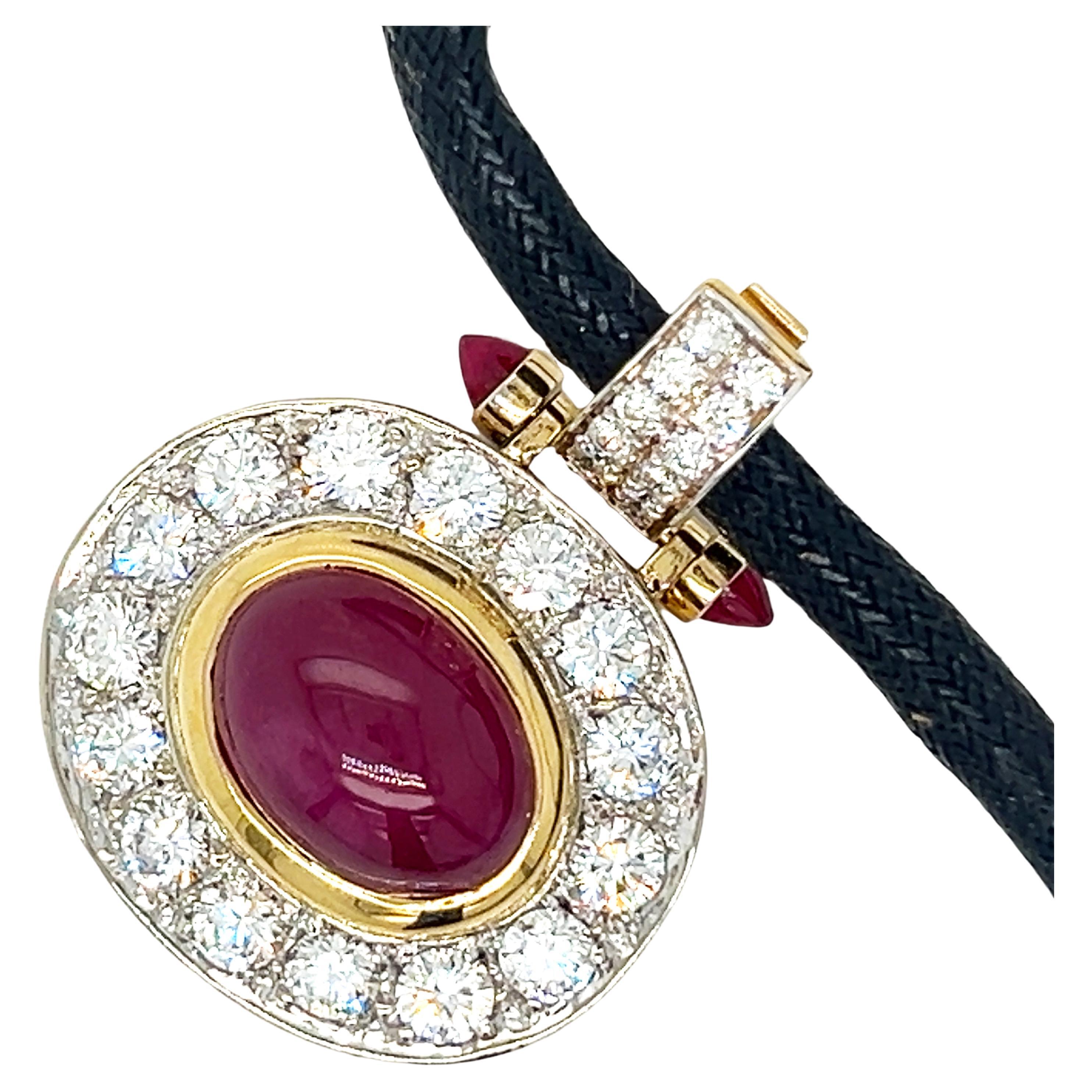 Bulgari Pendentif original de 1985 en or jaune et blanc avec rubis de Birmanie cabochon et diamants en vente