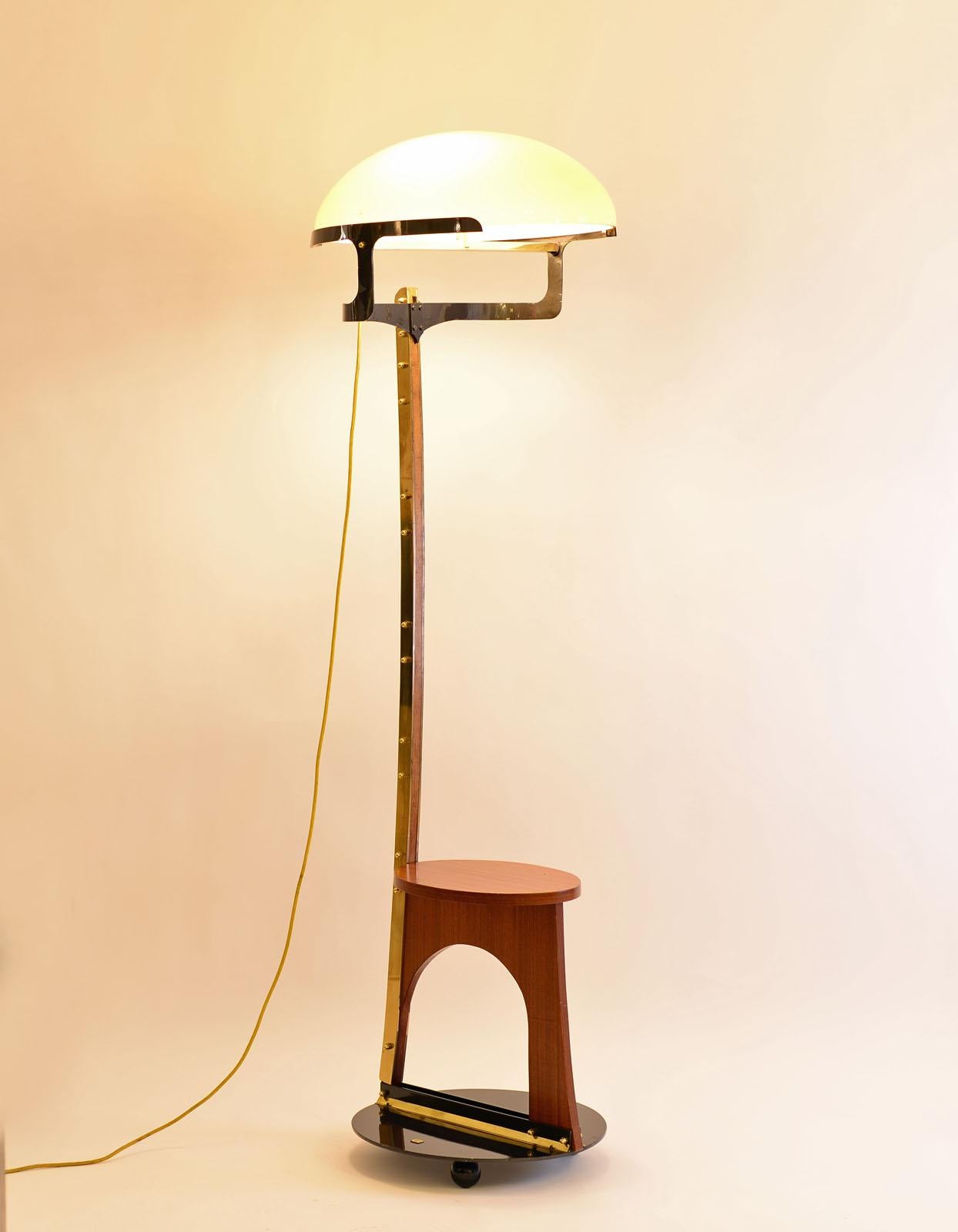 Cette lampe est une pièce unique conçue par Luigi Blau et fabriquée par WOKA LAMPS VIENNA pour l'exposition suivante:A l'occasion de l'exposition 
