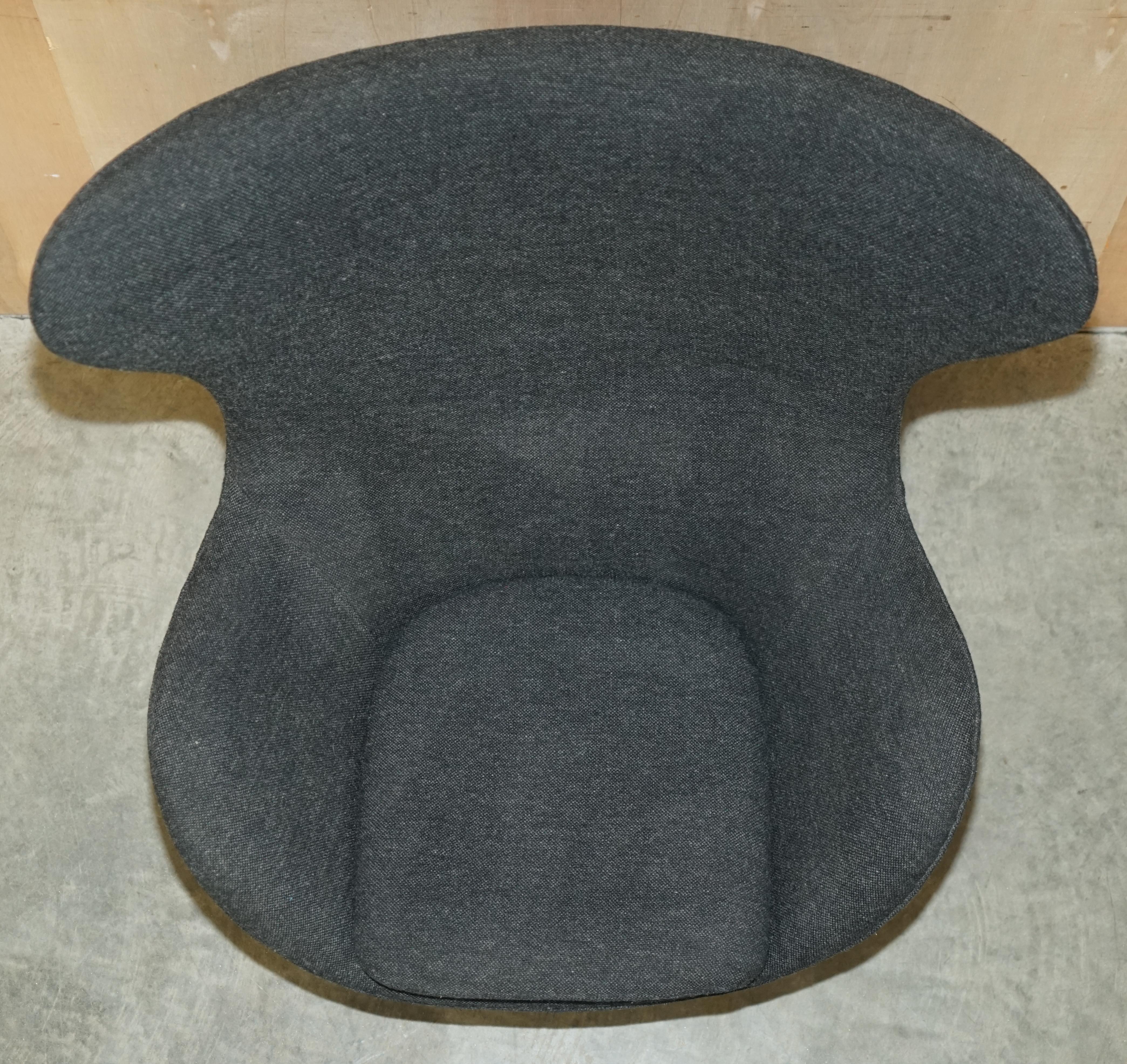 Original 1996 Stamped Fritz Hansen Egg Chair in Black / Grey Fabric For Sale 6