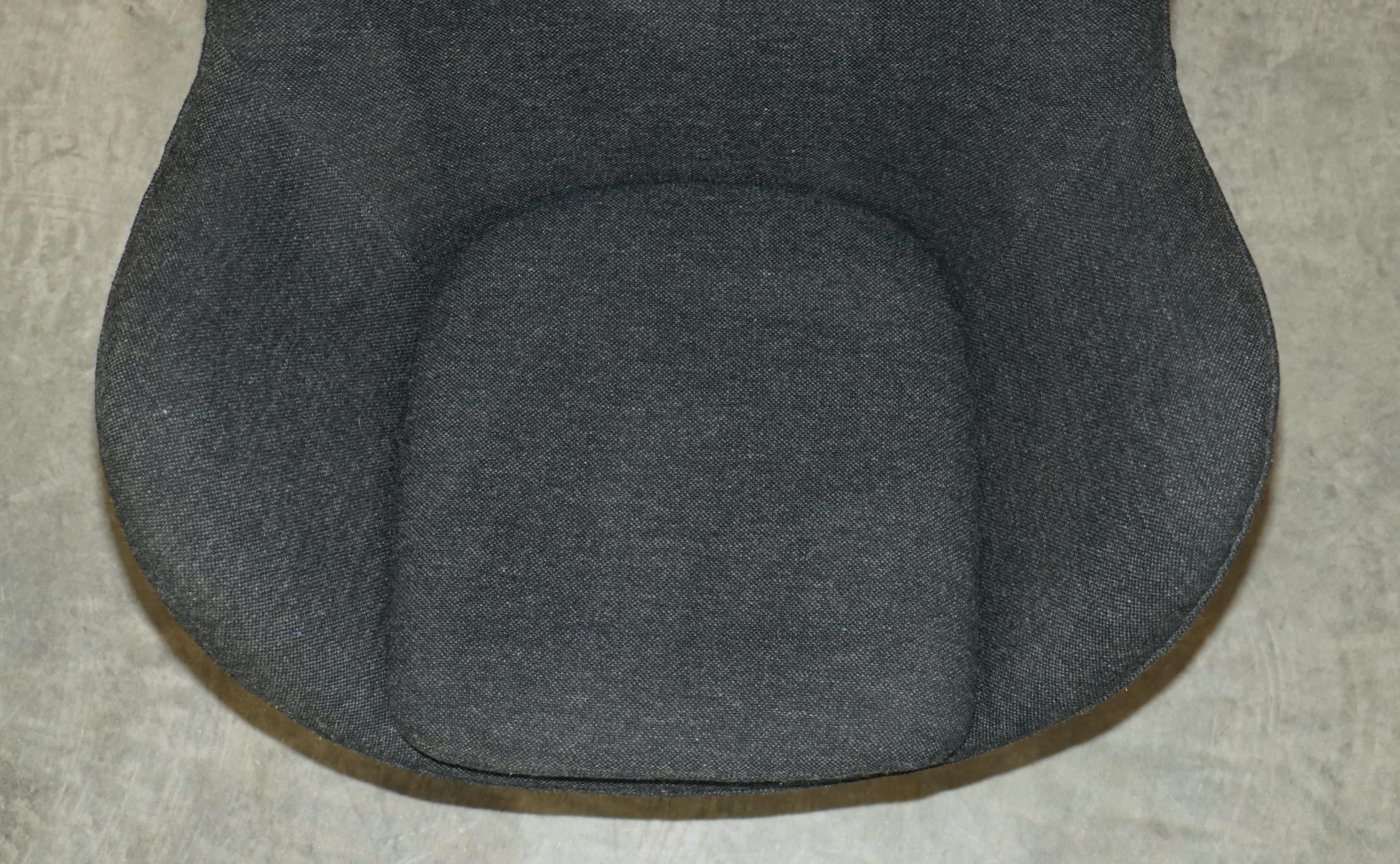 Original 1996 Stamped Fritz Hansen Egg Chair in Black / Grey Fabric For Sale 7