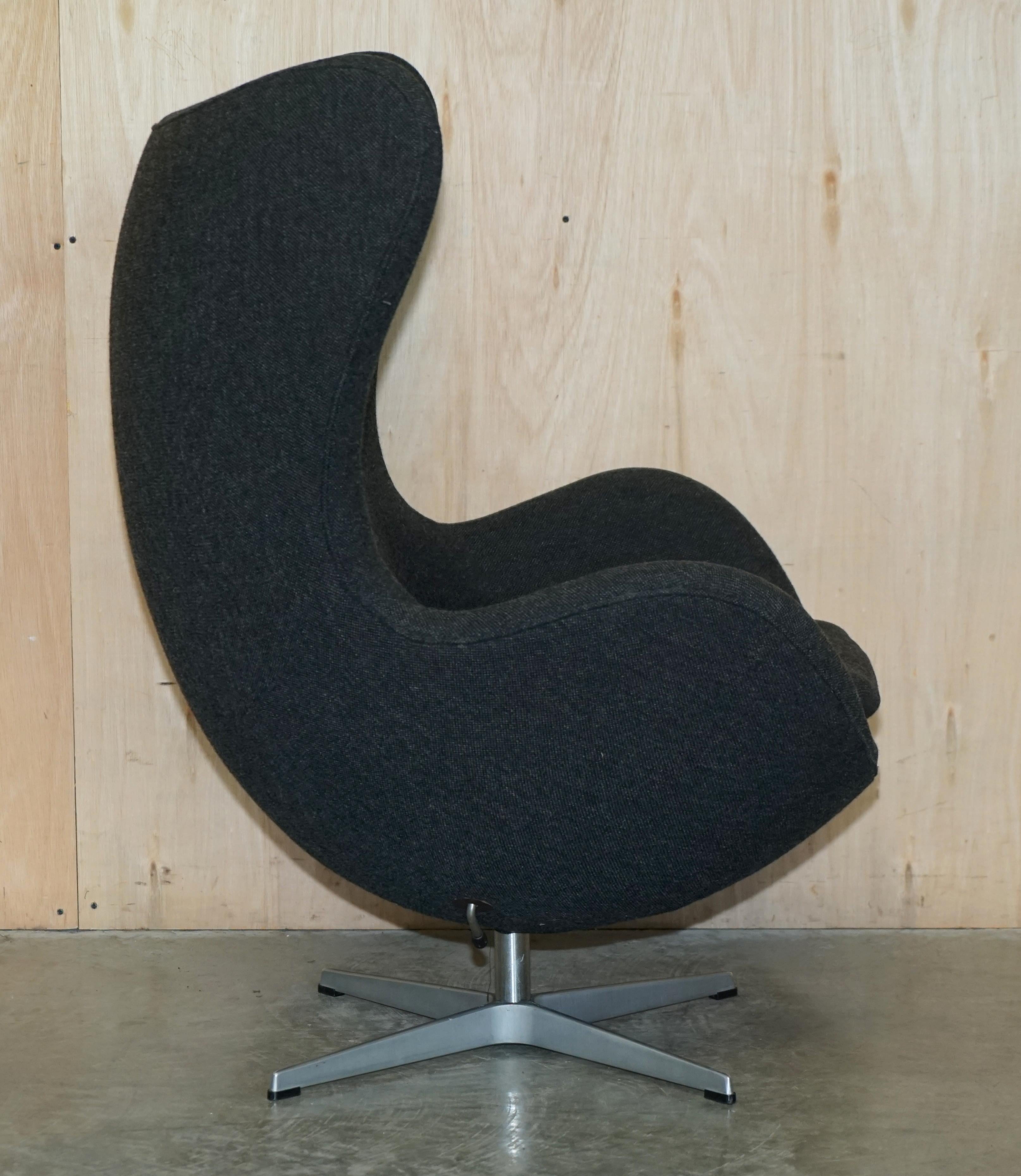 Original 1996 Stamped Fritz Hansen Egg Chair in Black / Grey Fabric For Sale 8