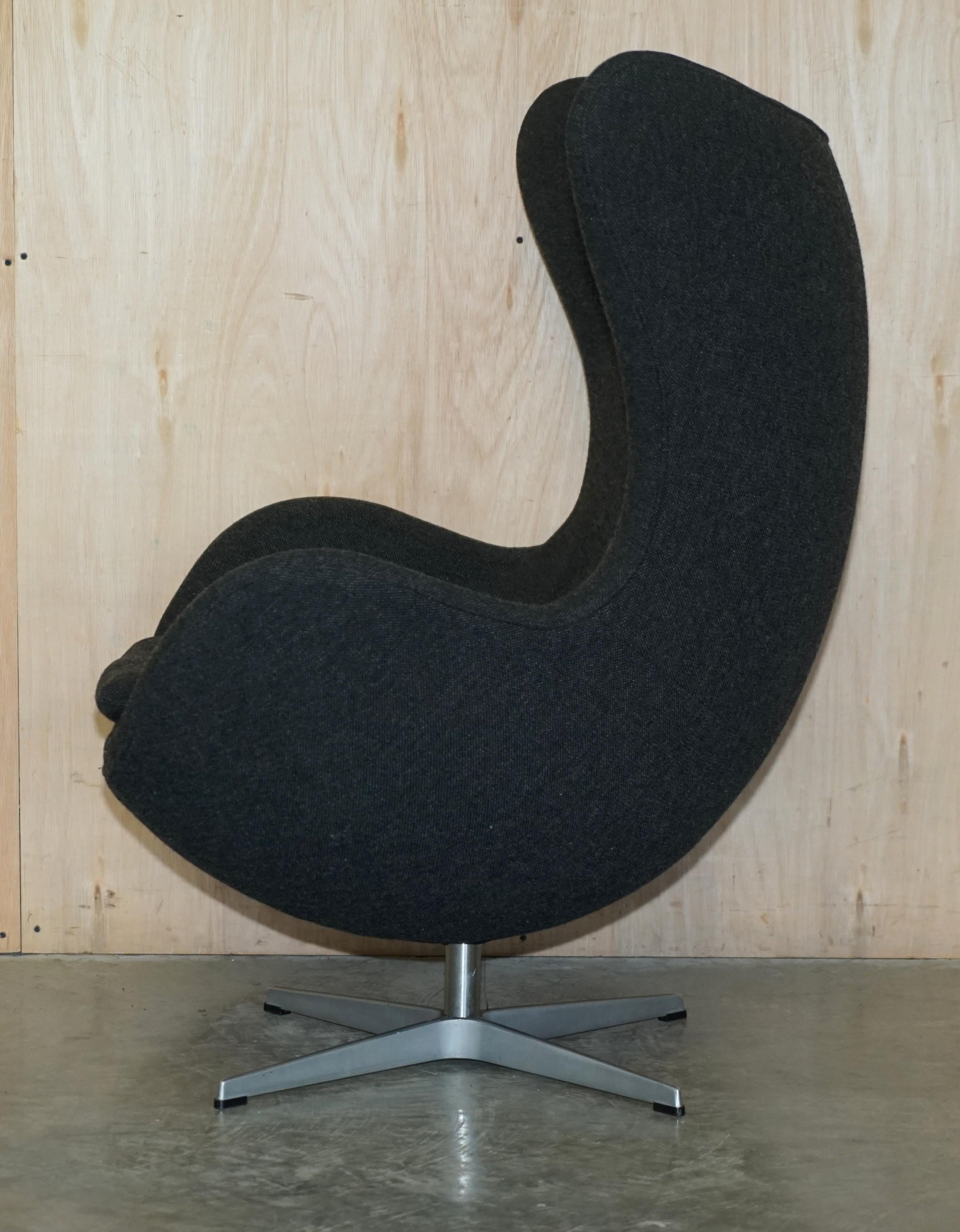 Original 1996 Stamped Fritz Hansen Egg Chair in Black / Grey Fabric For Sale 10