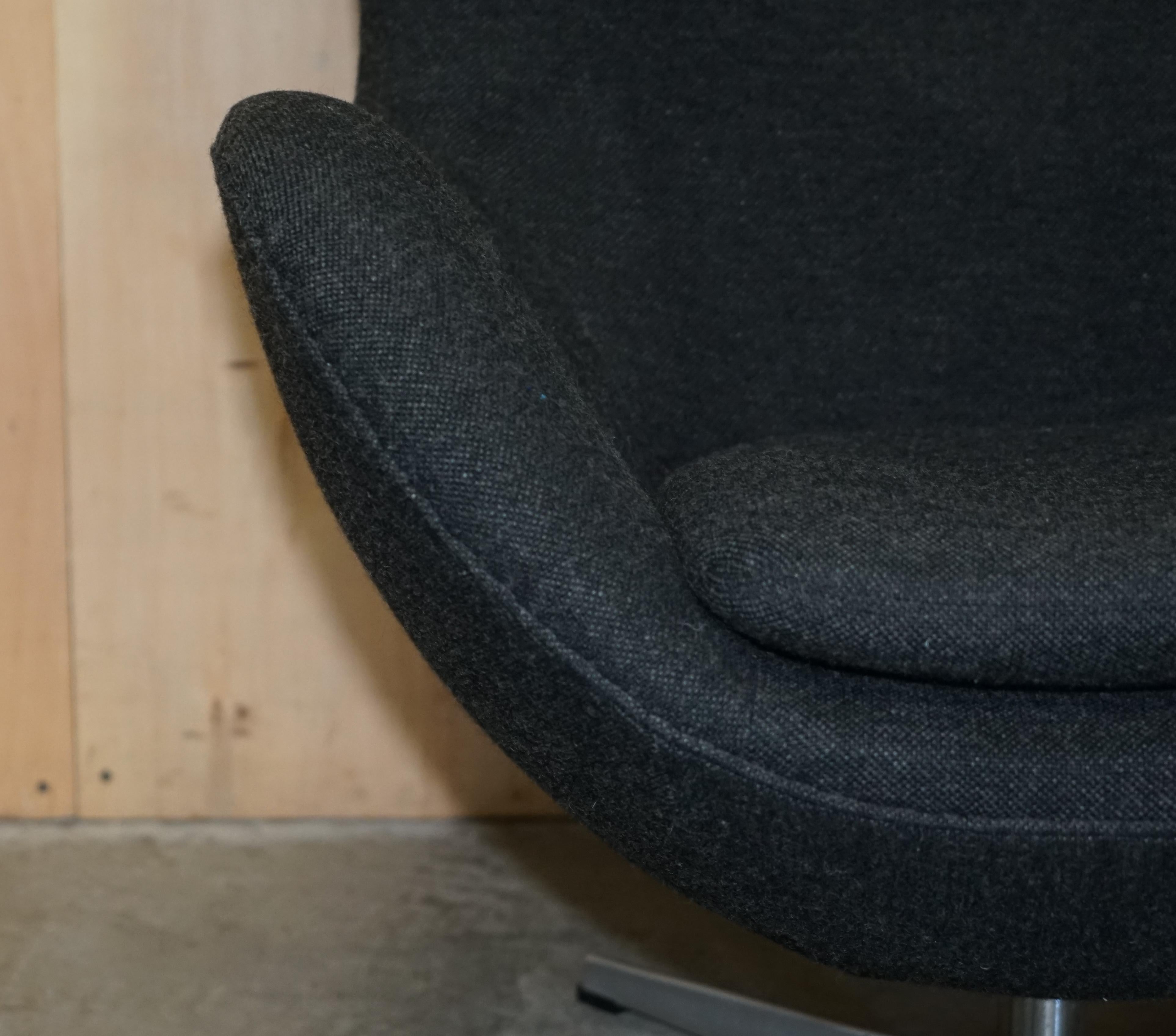 Original 1996 Stamped Fritz Hansen Egg Chair in Black / Grey Fabric For Sale 1