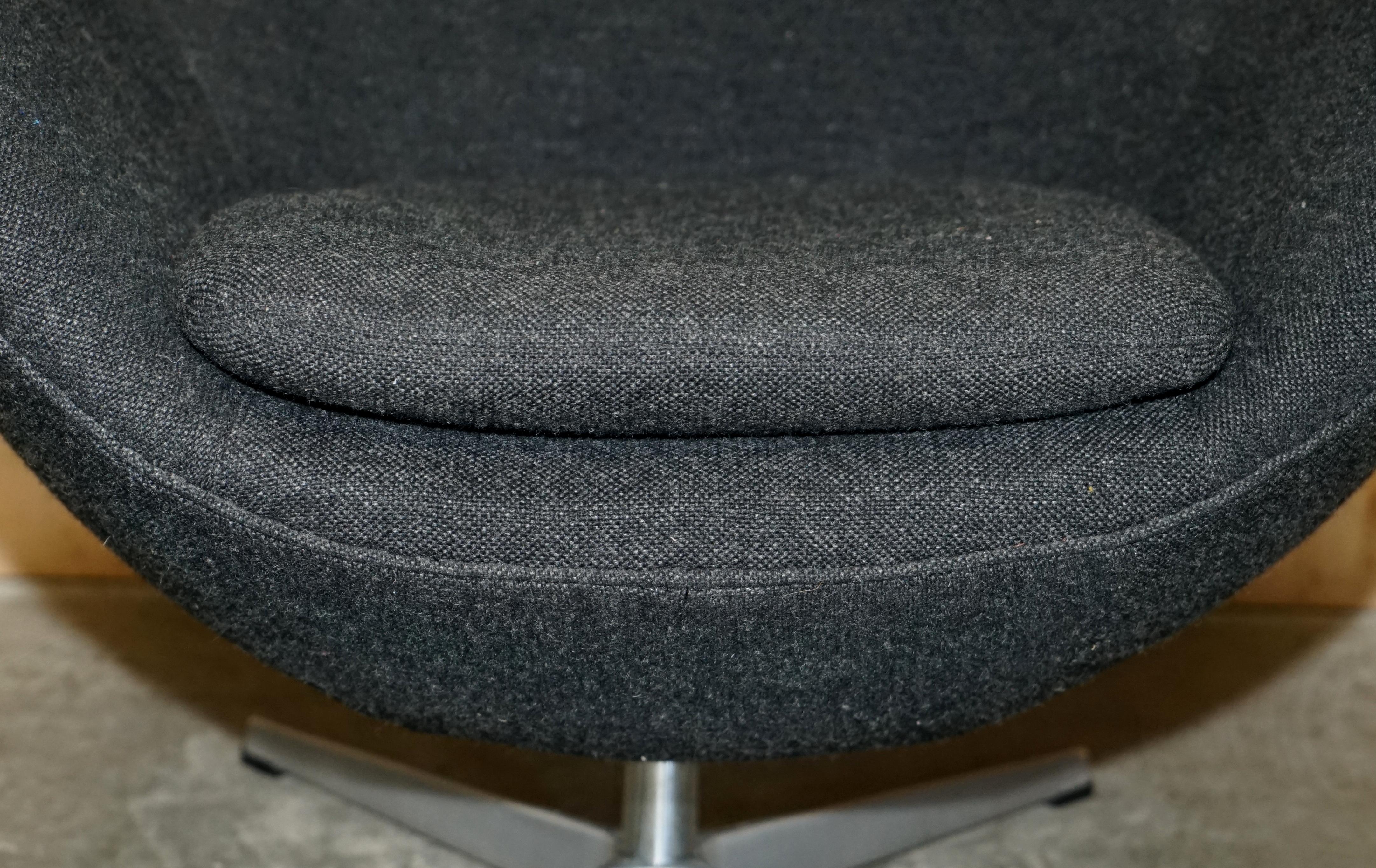 Original 1996 Stamped Fritz Hansen Egg Chair in Black / Grey Fabric For Sale 2