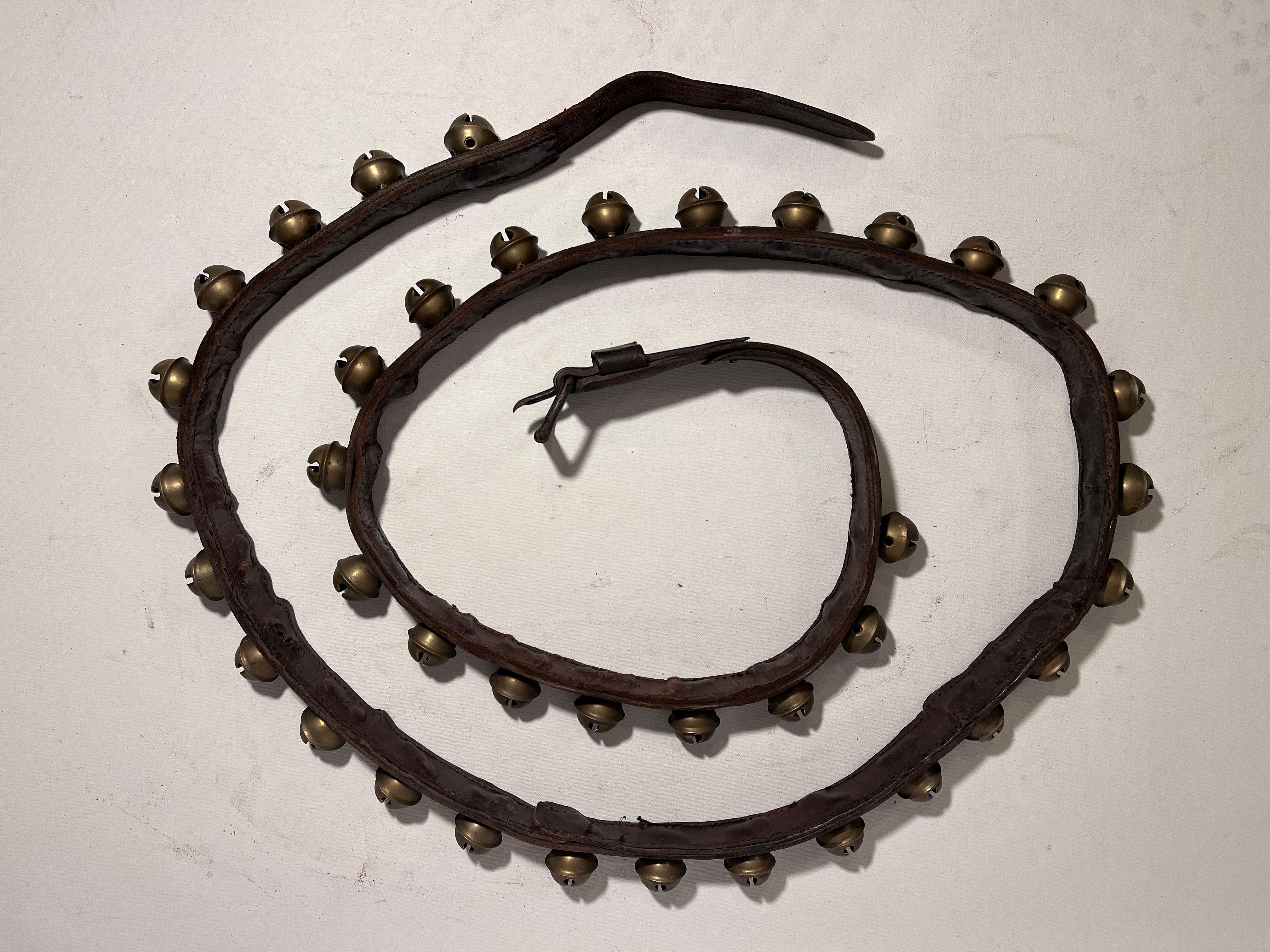 Extra lange Messing-Schlittenglocken aus dem 19. Jahrhundert am Ledergürtel: 39 Jingle Bells, fast 8 Fuß lang

Ein spektakulärer und äußerst authentischer Satz originaler Messing-Schlittenglocken aus dem 19. Jahrhundert mit beeindruckenden 39
