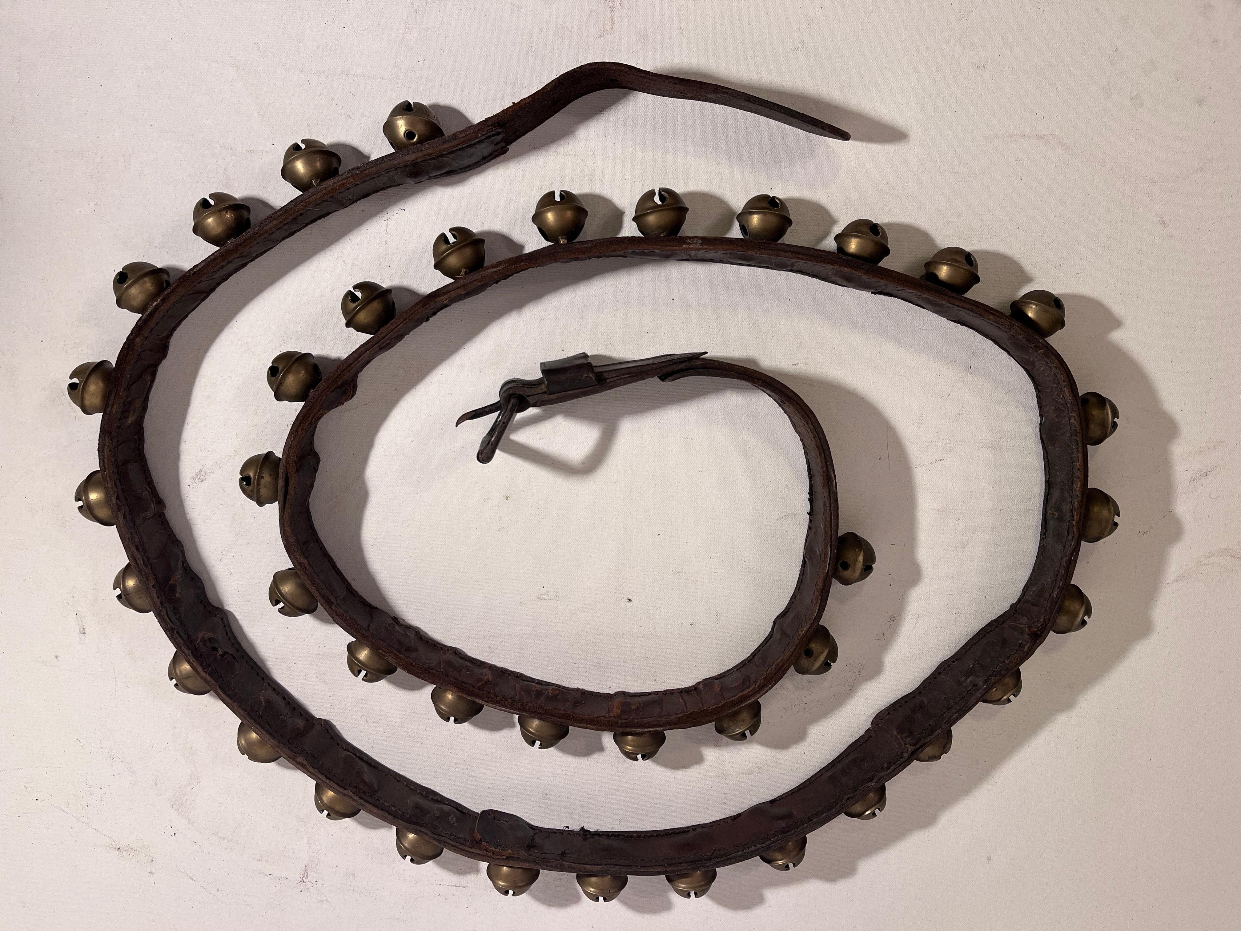 Original 19th C Sleigh Bells - Extra lang - Perfekter Jingle Bells Sound 39 Glocken! (Frühviktorianisch) im Angebot