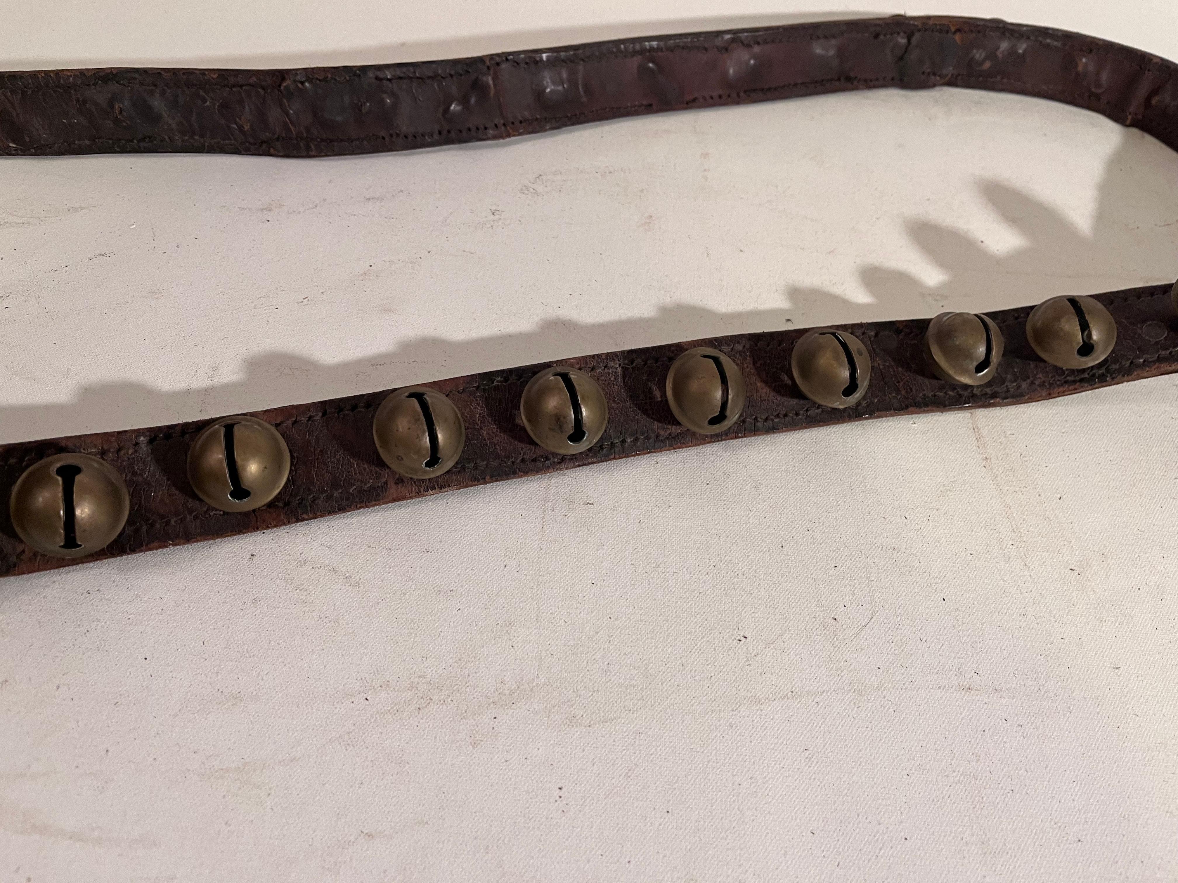 Original 19th C Sleigh Bells - Extra lang - Perfekter Jingle Bells Sound 39 Glocken! im Zustand „Gut“ im Angebot in Red Lion, PA