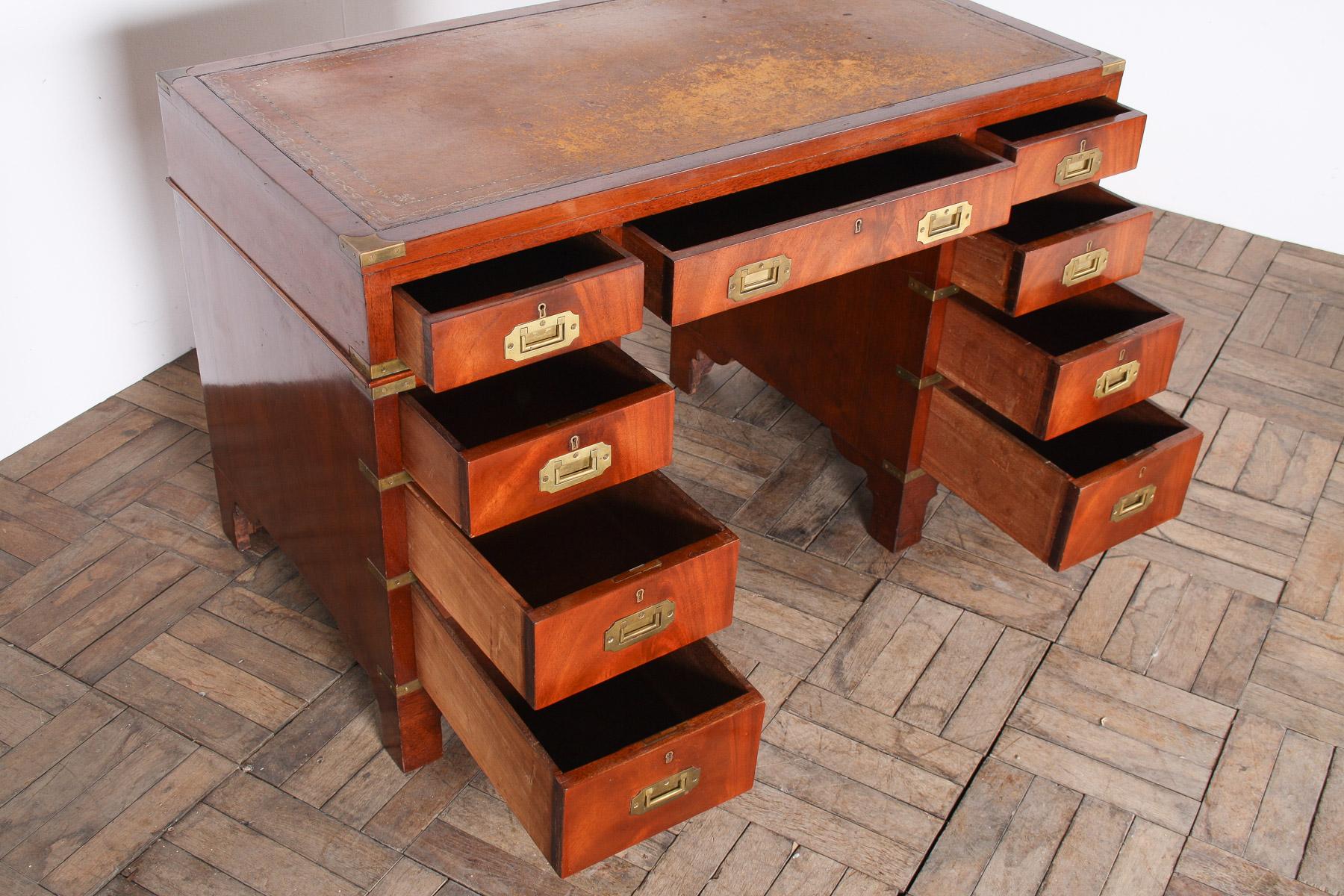 Escritorio de campaña original Antique British del siglo XIX con tapa de cuero en venta 4