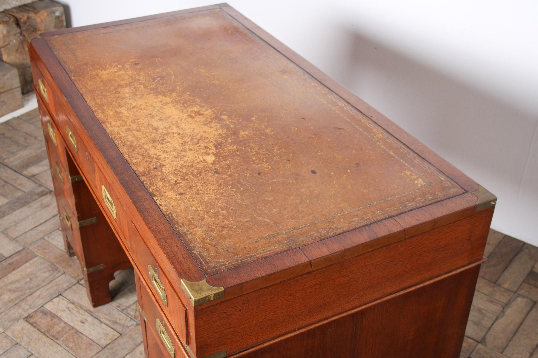 Escritorio de campaña original Antique British del siglo XIX con tapa de cuero en venta 5