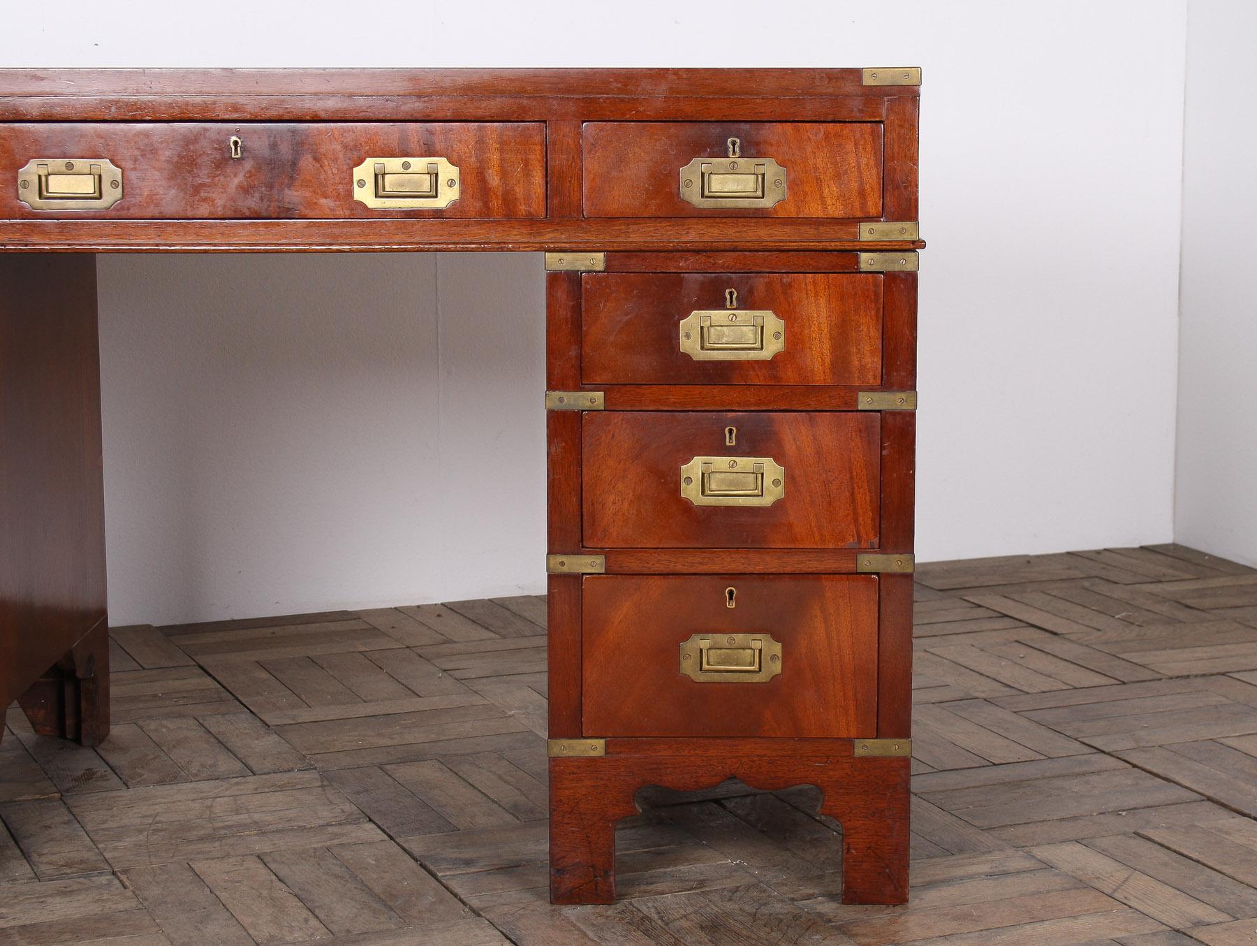 Escritorio de campaña original Antique British del siglo XIX con tapa de cuero en venta 6