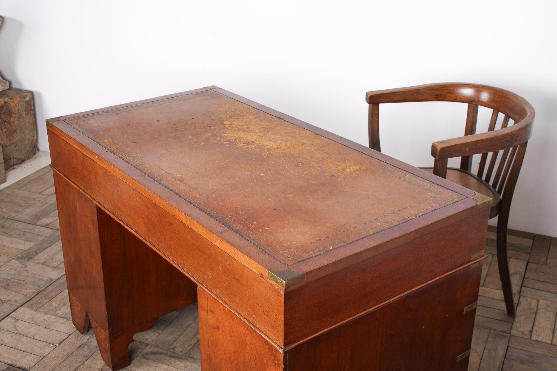 Escritorio de campaña original Antique British del siglo XIX con tapa de cuero en venta 10