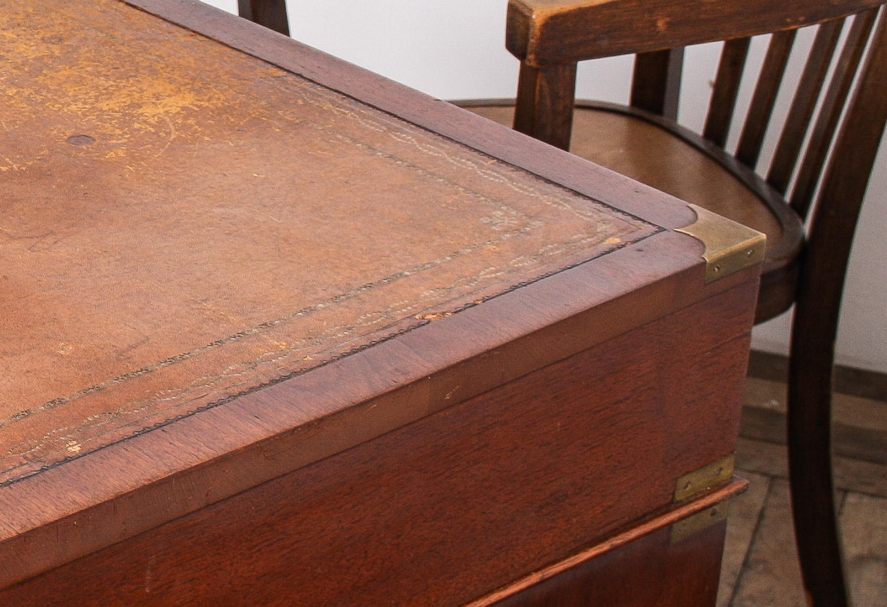 Escritorio de campaña original Antique British del siglo XIX con tapa de cuero en venta 11