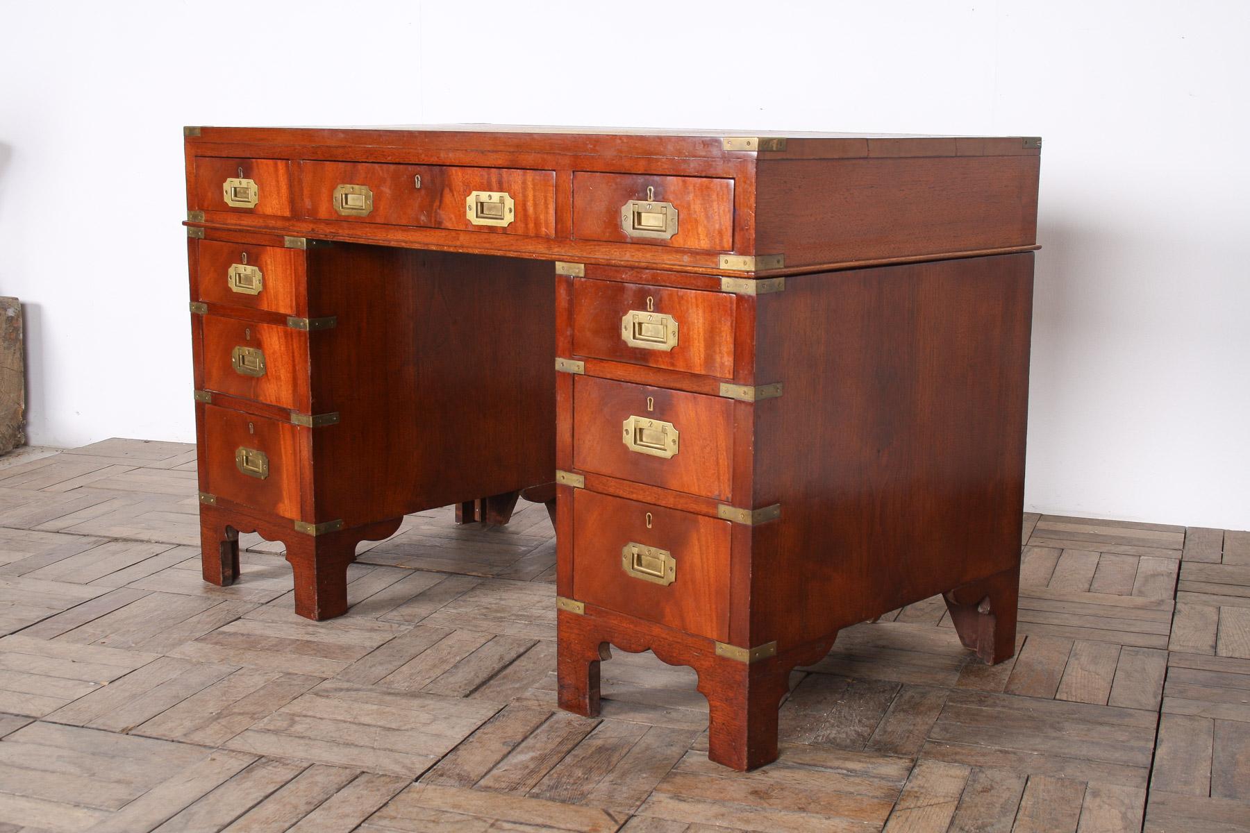 Un magnífico escritorio de campaña británico antiguo del siglo XIX, mezcla perfecta de elegancia y funcionalidad, preferido por los oficiales militares durante sus expediciones. Fabricado en madera noble, este escritorio presenta una superficie
